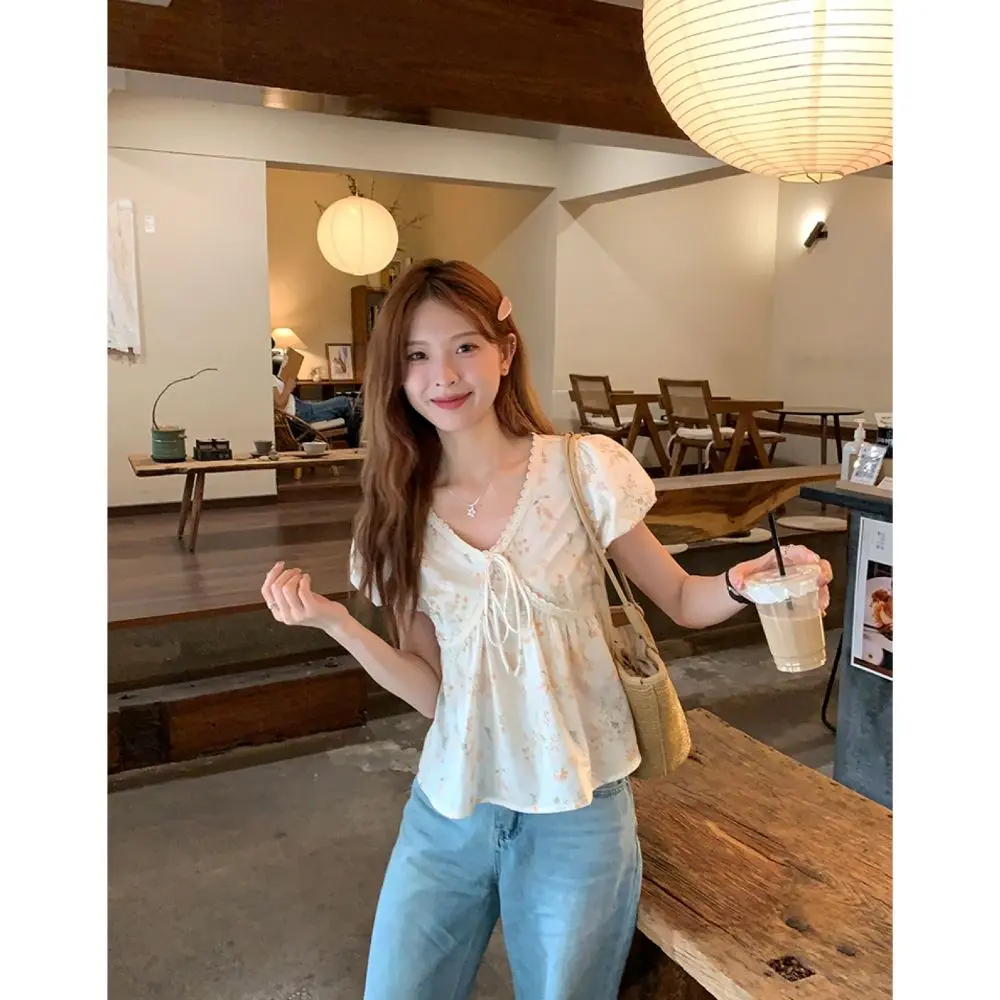 Kurzärmliges Temperament-Shirt-Oberteil mit Retro-Spitze und Blasenschnürung und Blumenspleißung