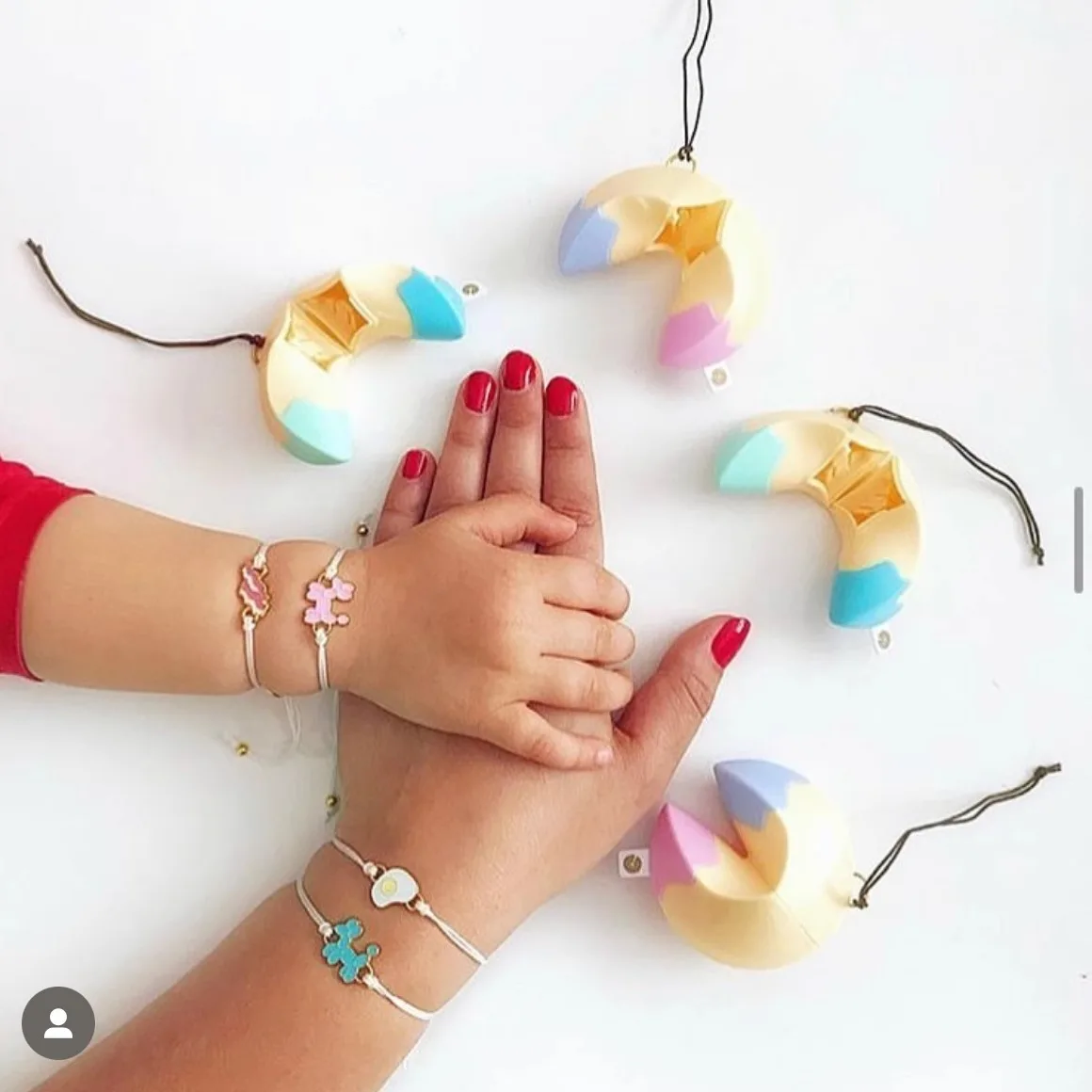 

1 PCS USA Authentic WowWee Lucky Fortune Cookie Chain Bracelet Mystery Box Jewelry Surprise Girls Toys Wear Your Luck Baby Toy