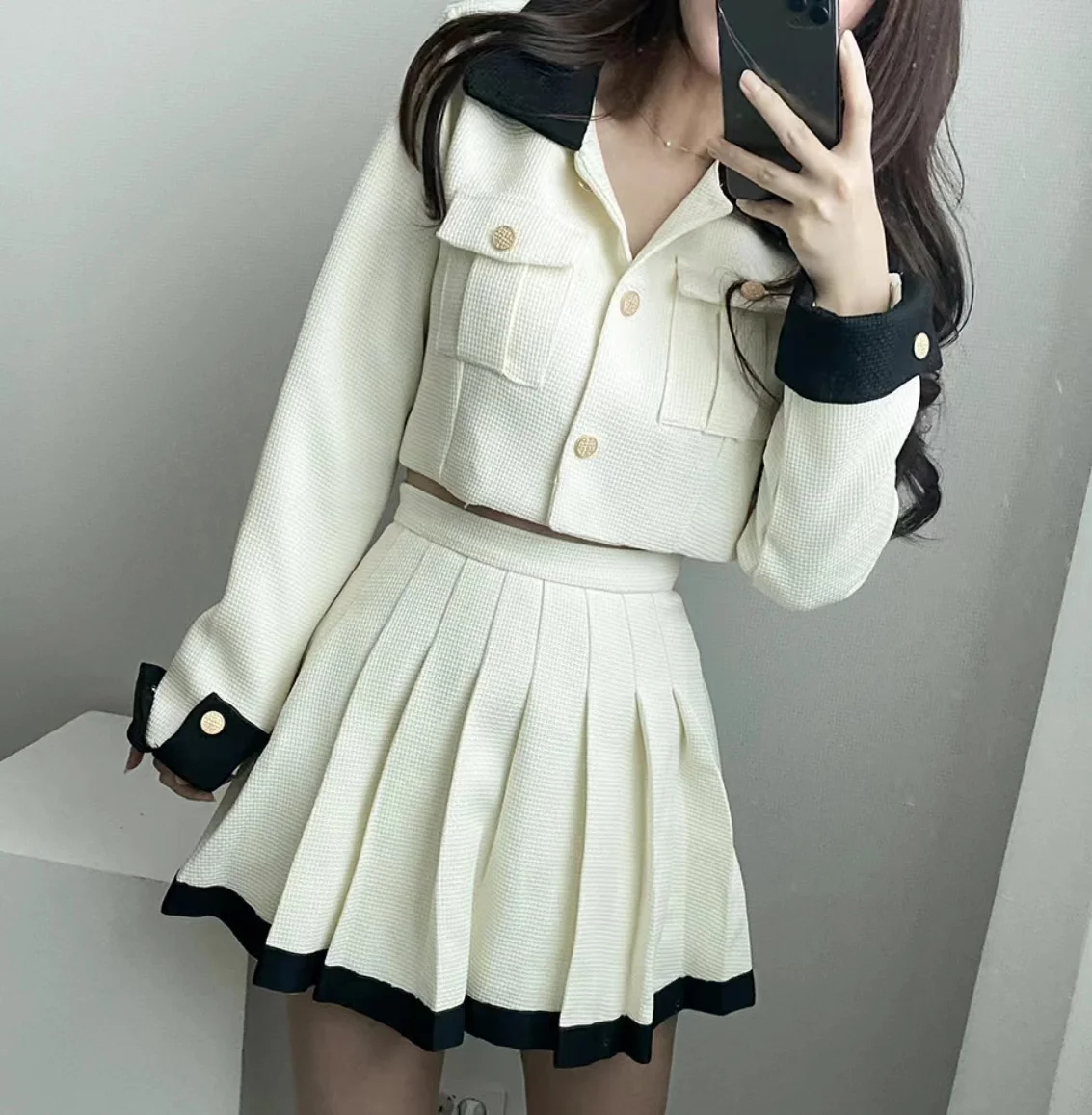 UNXX Korean-style Elegant Set: Women\'s High-end Contrasting Short Coat and Pleated Mini Skirt Two-piece Outfit Fashion Hot Sale