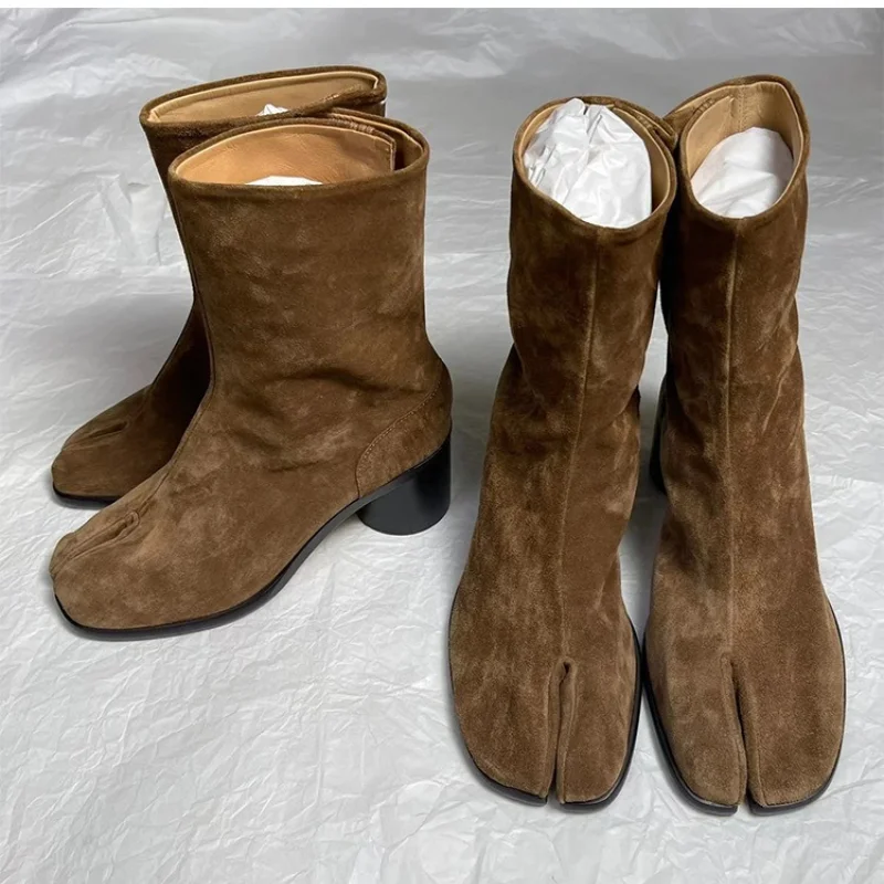 2026 Neue Übergrößen Damen Chelsea Boots Weiches Leder Quadratischer Absatz Geteilte Zehenpartie Tabi Retro Kurzstiefel Hochwertige Damenschuhe