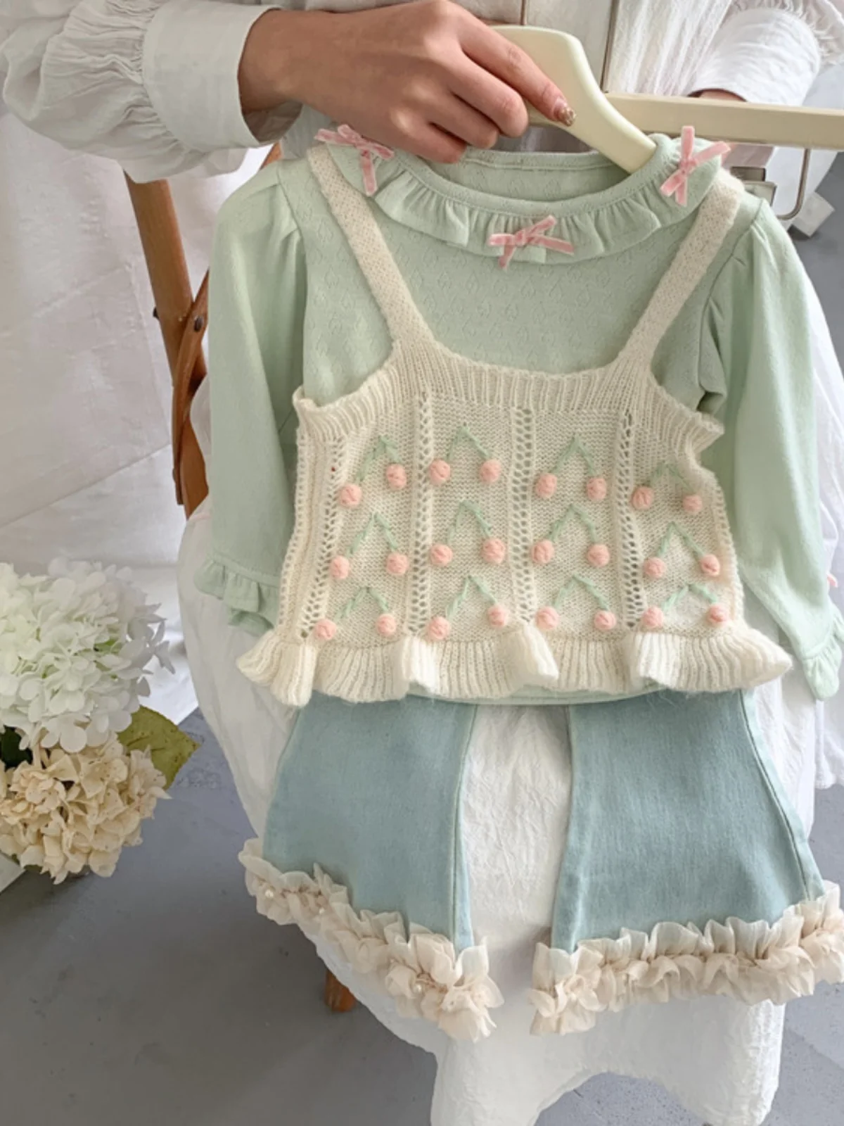 

Весенний комплект для девочек: вязаный топ с бантом и кружевом, нижнее белье и жилетка — милый и стильный, идеально подходит для маленьких девочек.