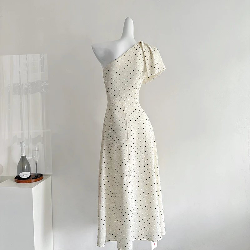 Französischer sexy diagonaler Kragen, rückenfrei, Hosenträger, langer Rock, elegantes Retro-Kleid mit gepunkteter Taille, Frühling und Sommer 2022, modisch