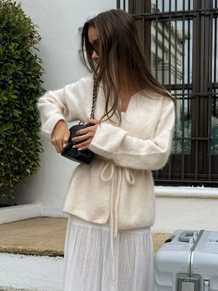 

Повседневный однотонный коричневый вязаный пушистый кардиган с длинными рукавами на шнуровке и v-образным вырезом, свободный короткий трикотаж 2025 г., женская зимняя повседневная одежда для поездок на работу