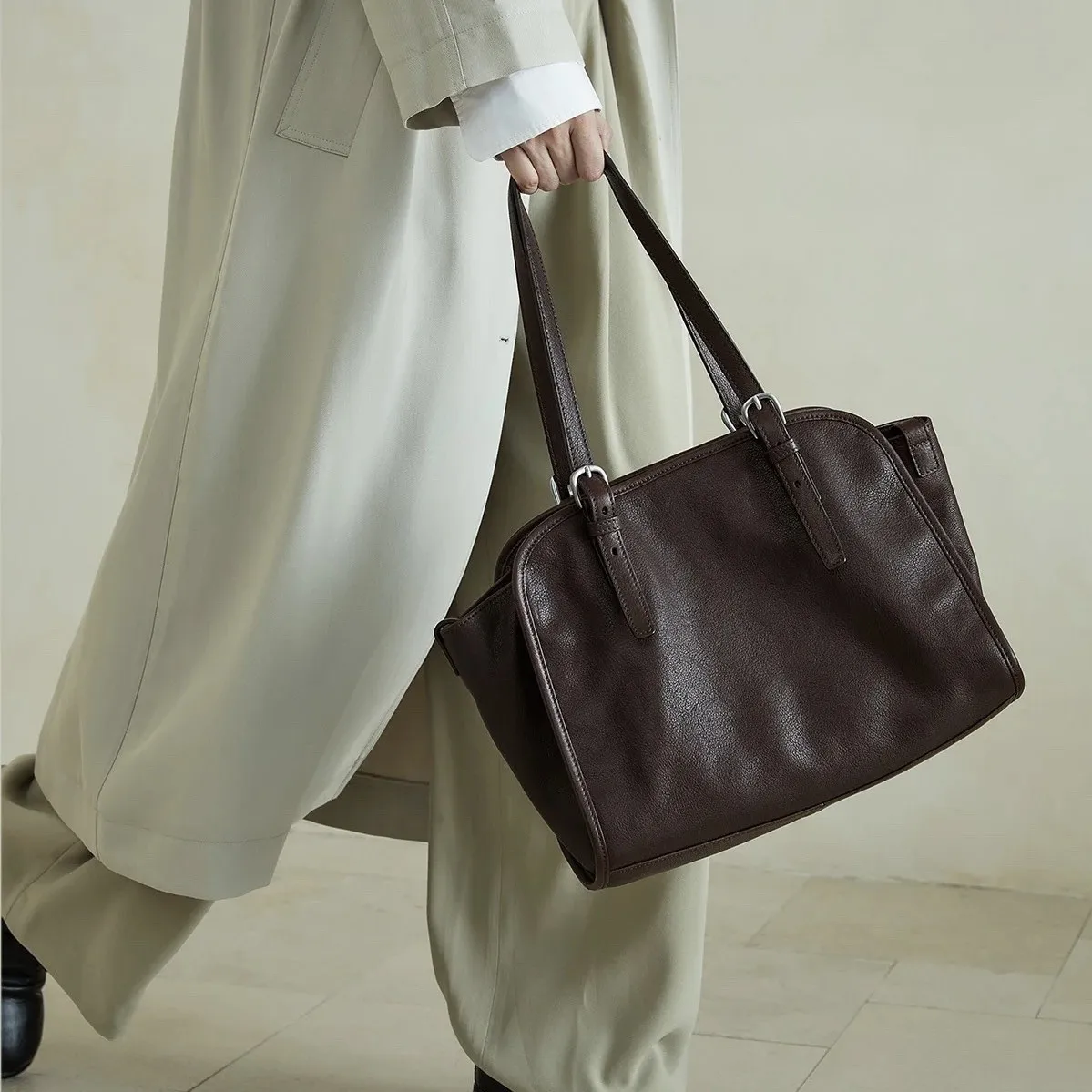 

2025 new vegetable tanned cowhide ingot bowling bag women's retro tote commuter large capacity shoulder messenger women's bag