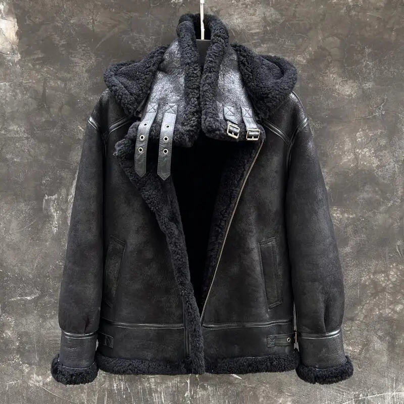 

Мужская черная теплая куртка с капюшоном из овечьего меха в стиле ретро. Ткань из натуральной шерсти.