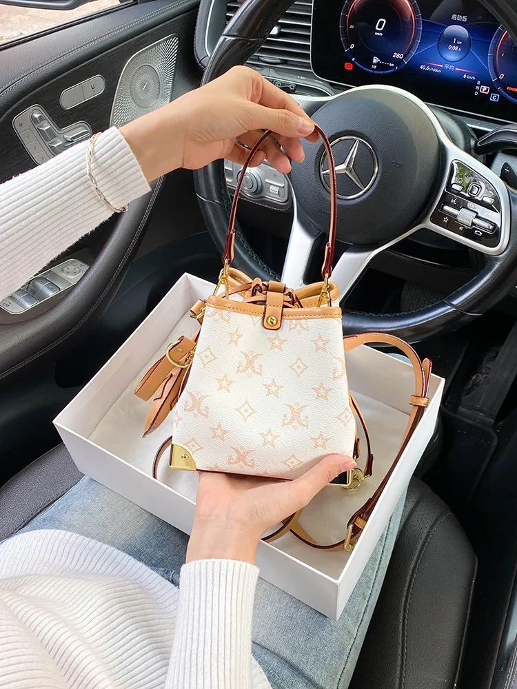 

Luxury and Versatile Handheld Bucket Bag with Popular Flower Printing and Delicate Decoration Women's New Fashion Shoulder Bag