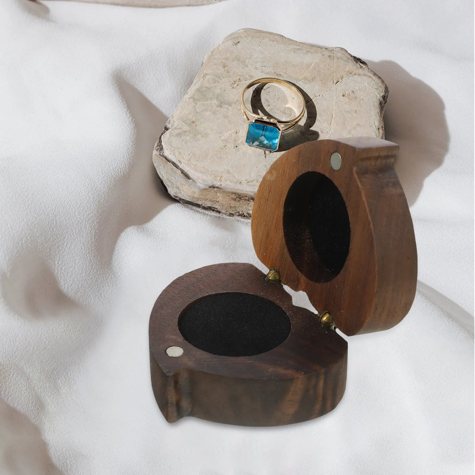 

Wooden Wedding Ring Box Heart Shape Elegant Jewelry Case Portable Engagement Proposal Display Holder Gift for Ceremony