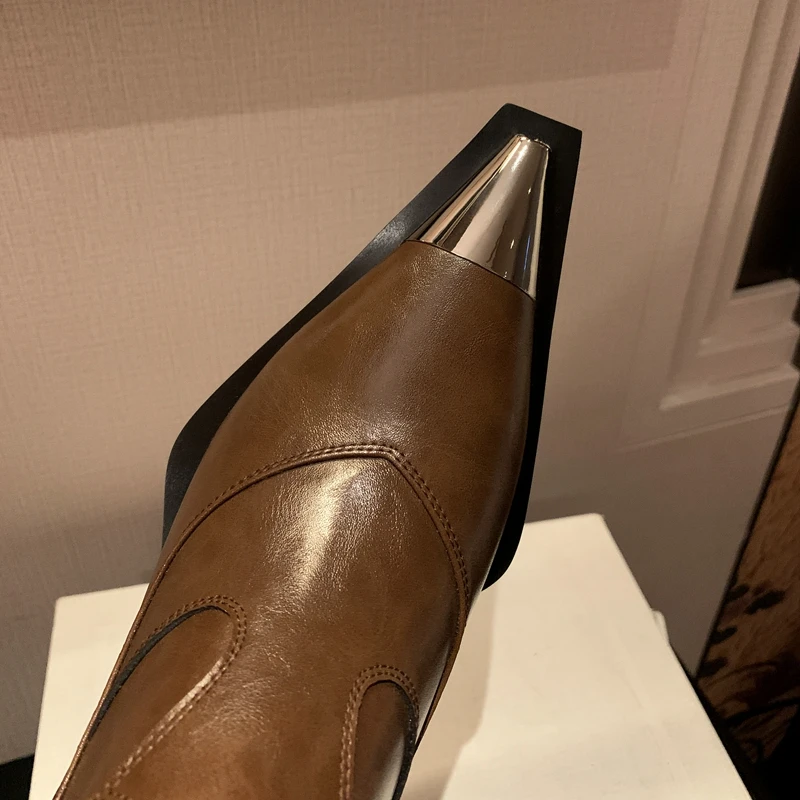 حذاء نسائي جديد من الجلد، جلد البقر، مقدمة معدنية، مقدمة مدببة، كعب سميك، كعب عالي، وساق، حذاء غربي قصير على الموضة