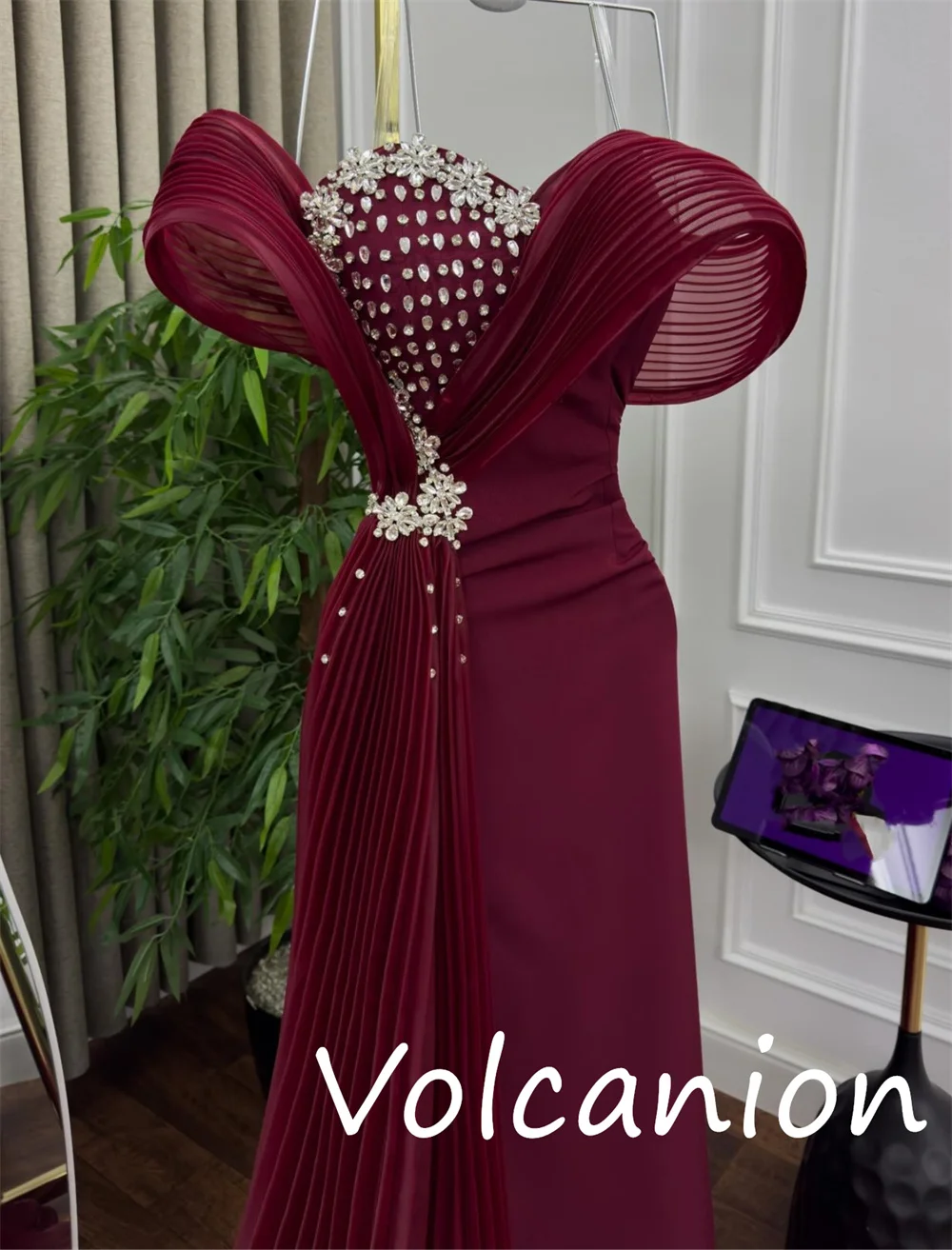 Abiti lunghi personalizzati in jersey stile moderno con paillettes e pieghe a tromba con spalle scoperte Moda per occasioni su misura