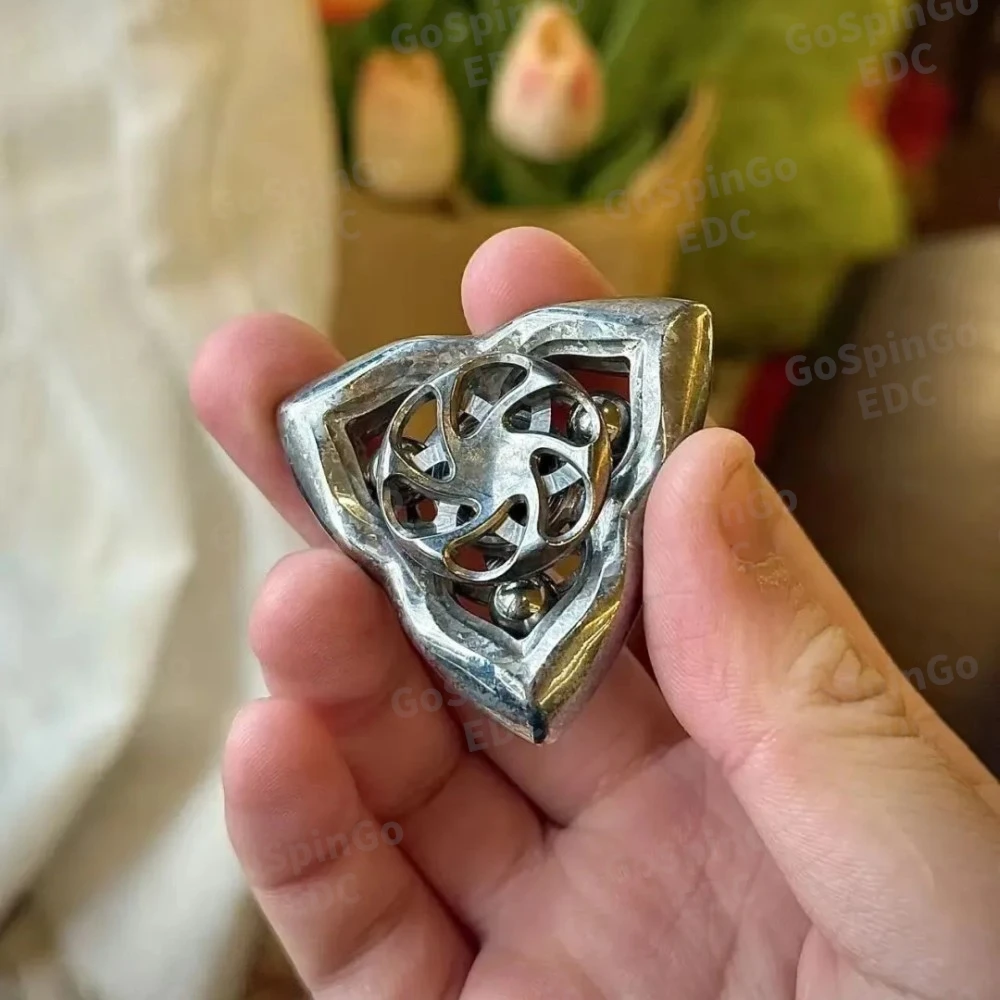 Sangue brilhante edc mirage ar gelo cristal titânio três lâminas fidget spinner brinquedos para adultos acessórios de mesa de escritório