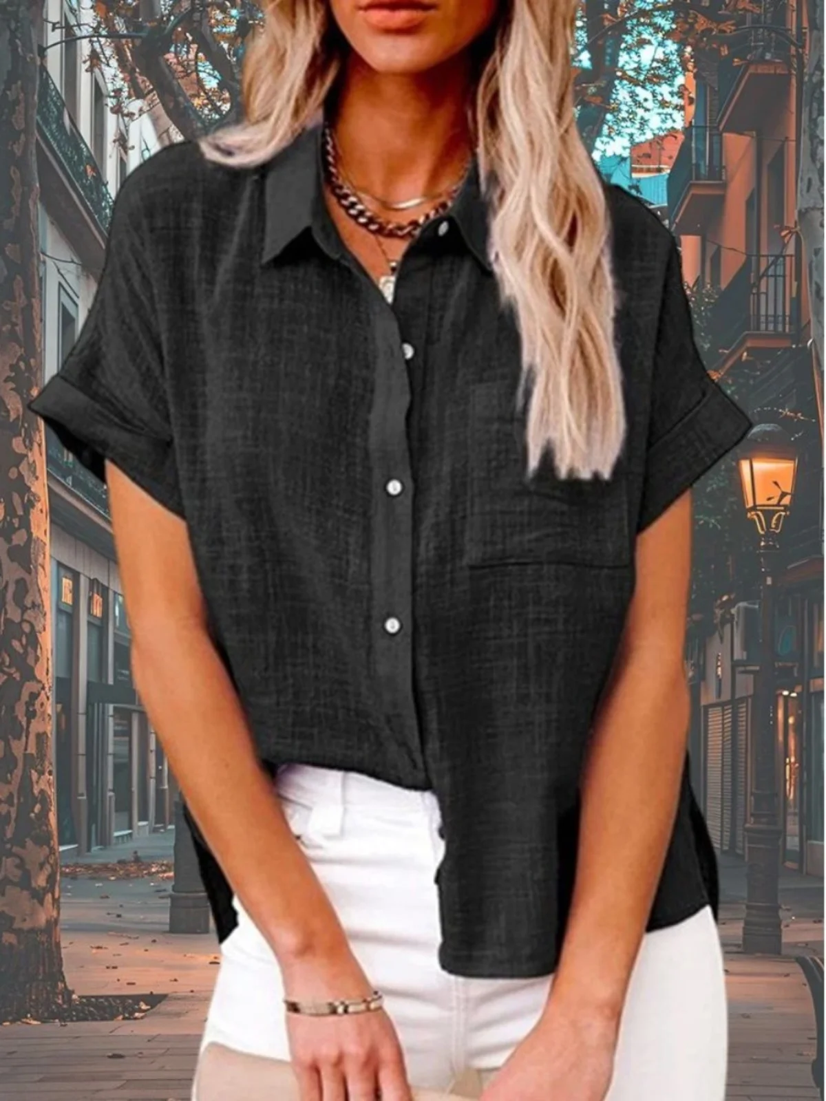 Luźny krój, damski top z golfem, casualowy, modny, dla młodych kobiet poniżej 25 lat.