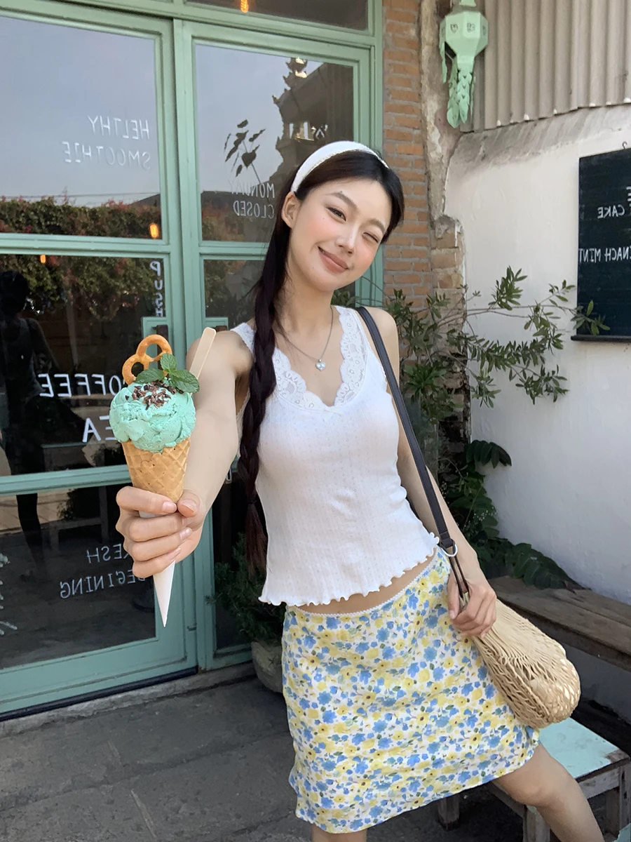 レッドセレブリティスタジオストラップベスト レディース 新作 2025 夏 アウトドアウェア ホワイトレース ショートデザイン ノースリーブトップ コットン 通勤スタイル