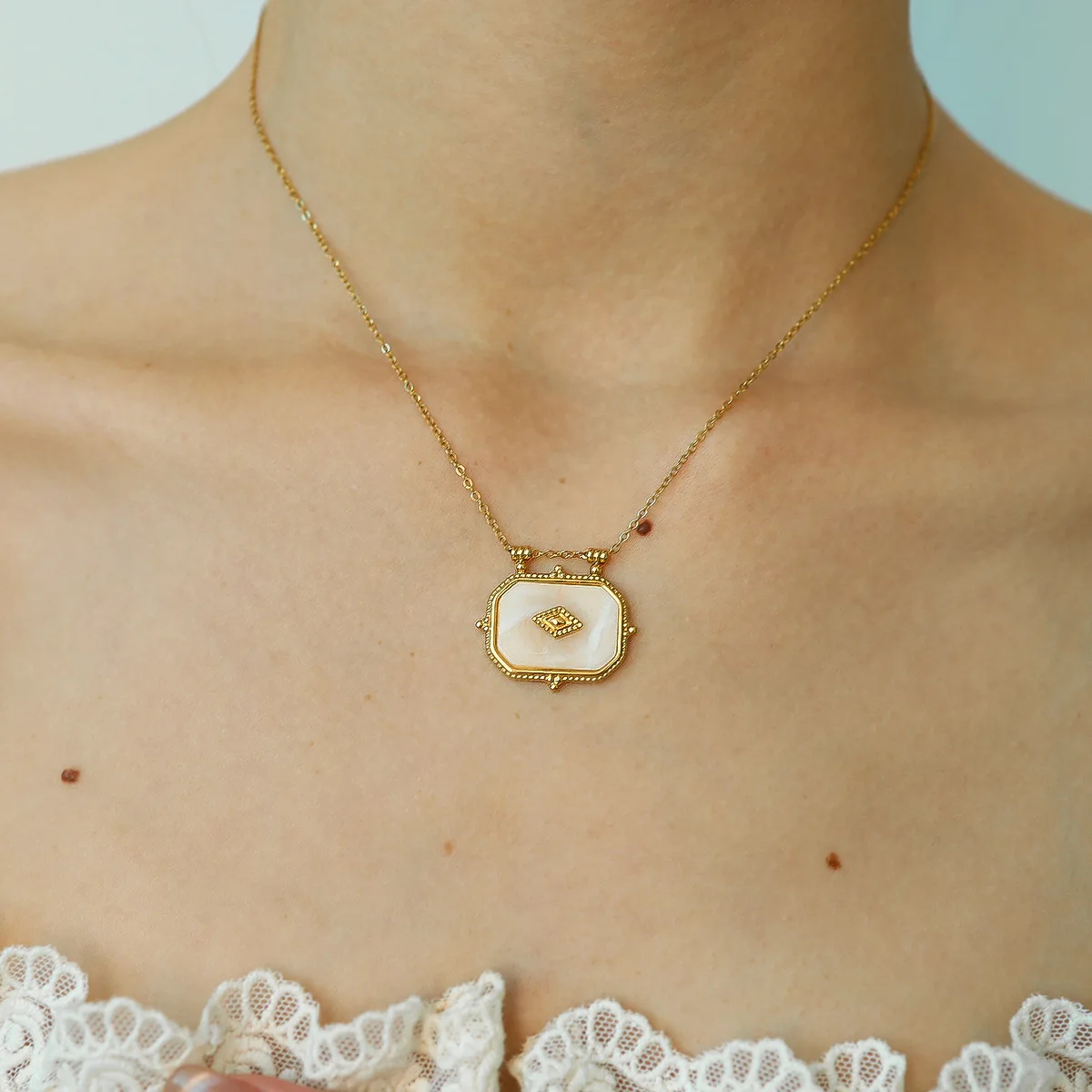 Edelstahl-Halsketten mit geometrischem Retro-Anhänger für Damen, luxuriöser Acryl-Charm, 18 Karat vergoldet, trendiger Schmuck, Weihnachtsgeschenk