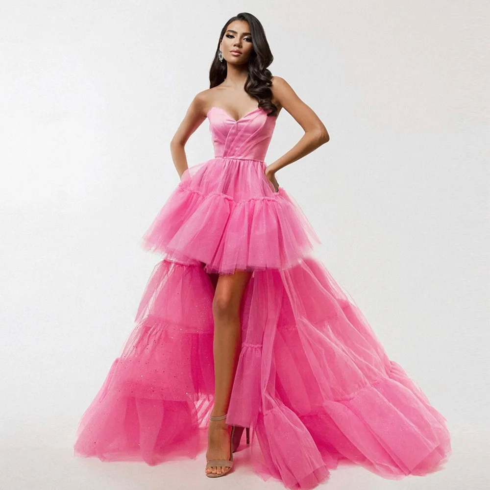 Robe en tulle rose avec jupe superposée et décolleté en cœur avec paillettes scintillantes et ourlet haut et bas, élégante et glamour