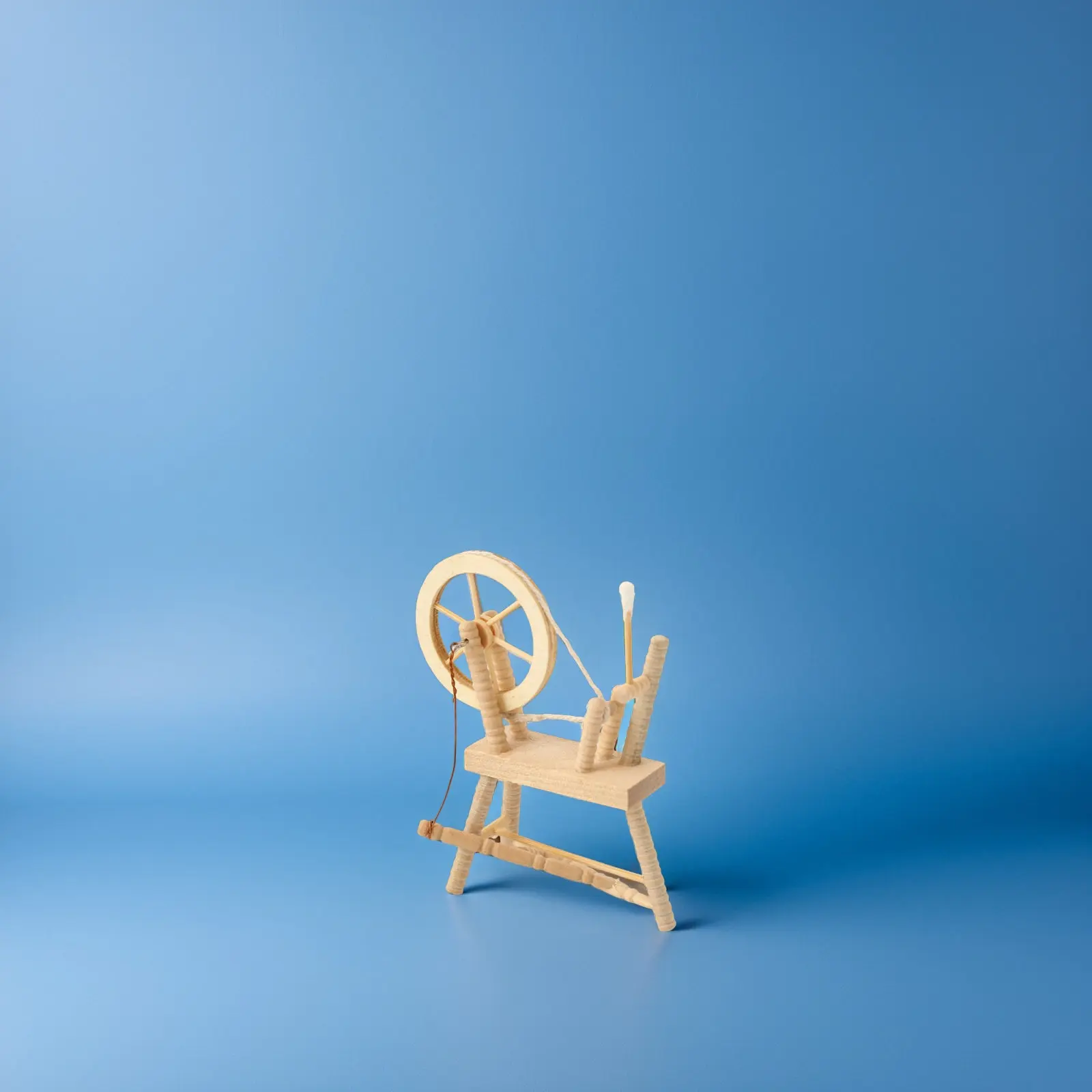 Mini Wooden Vintage Hand Reeling Sewing Machine 1:12 Scale Dollhouse Furniture Realistic Spinning Wheel Accessories
