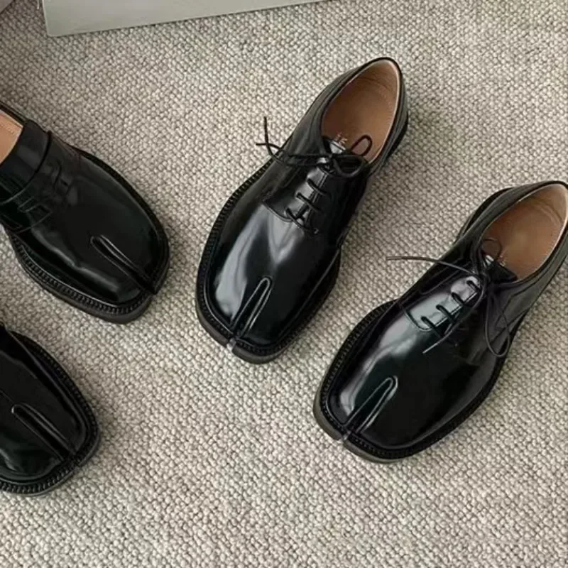 Nowe buty damskie z rozciętym noskiem wsuwane obuwie damskie modne buty Mary Janes Tabi świnka kopyta damskie mokasyny Chaussure Femme