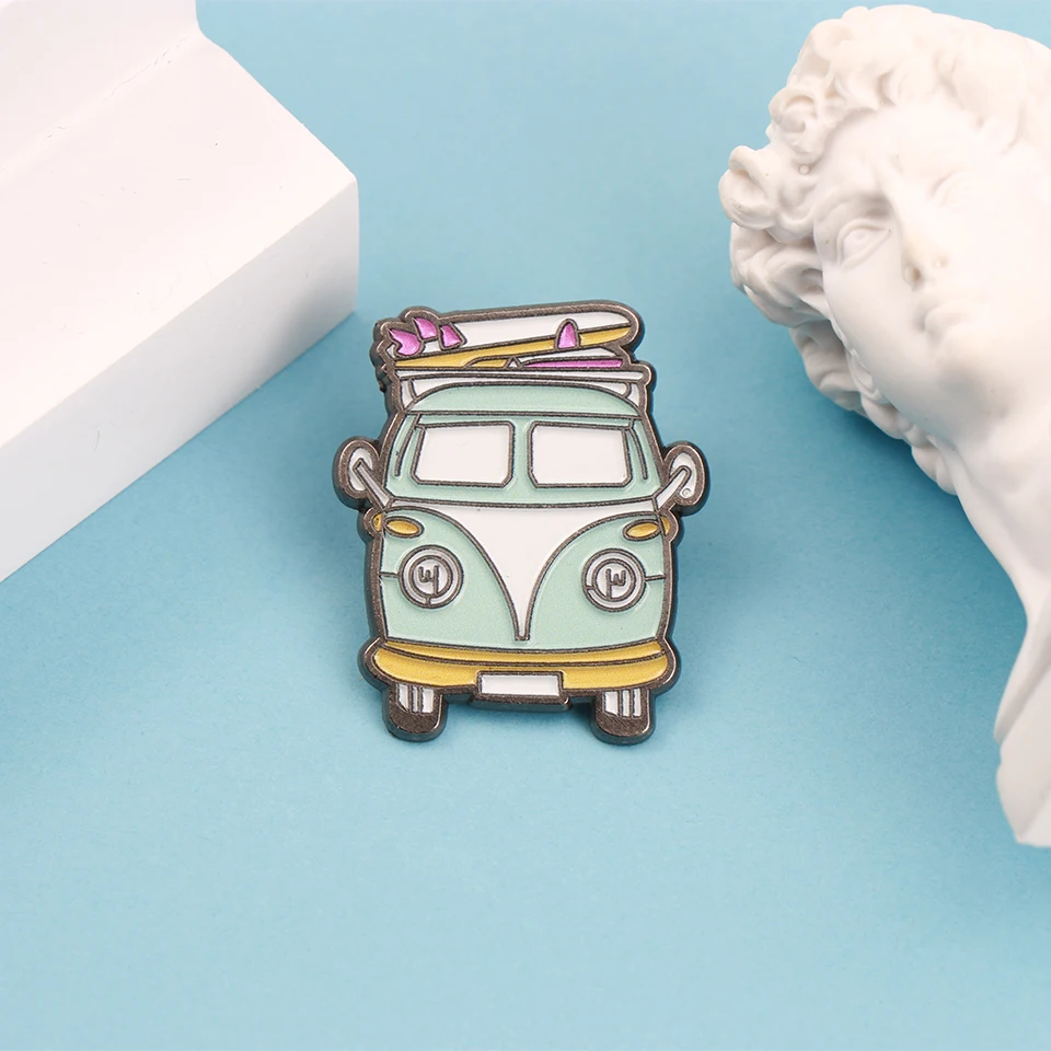 Alfileres de solapa divertidos de Metal esmaltado de coche de dibujos animados, broches, insignias, accesorios para mochila, joyería al por mayor, regalo para niños y amigos