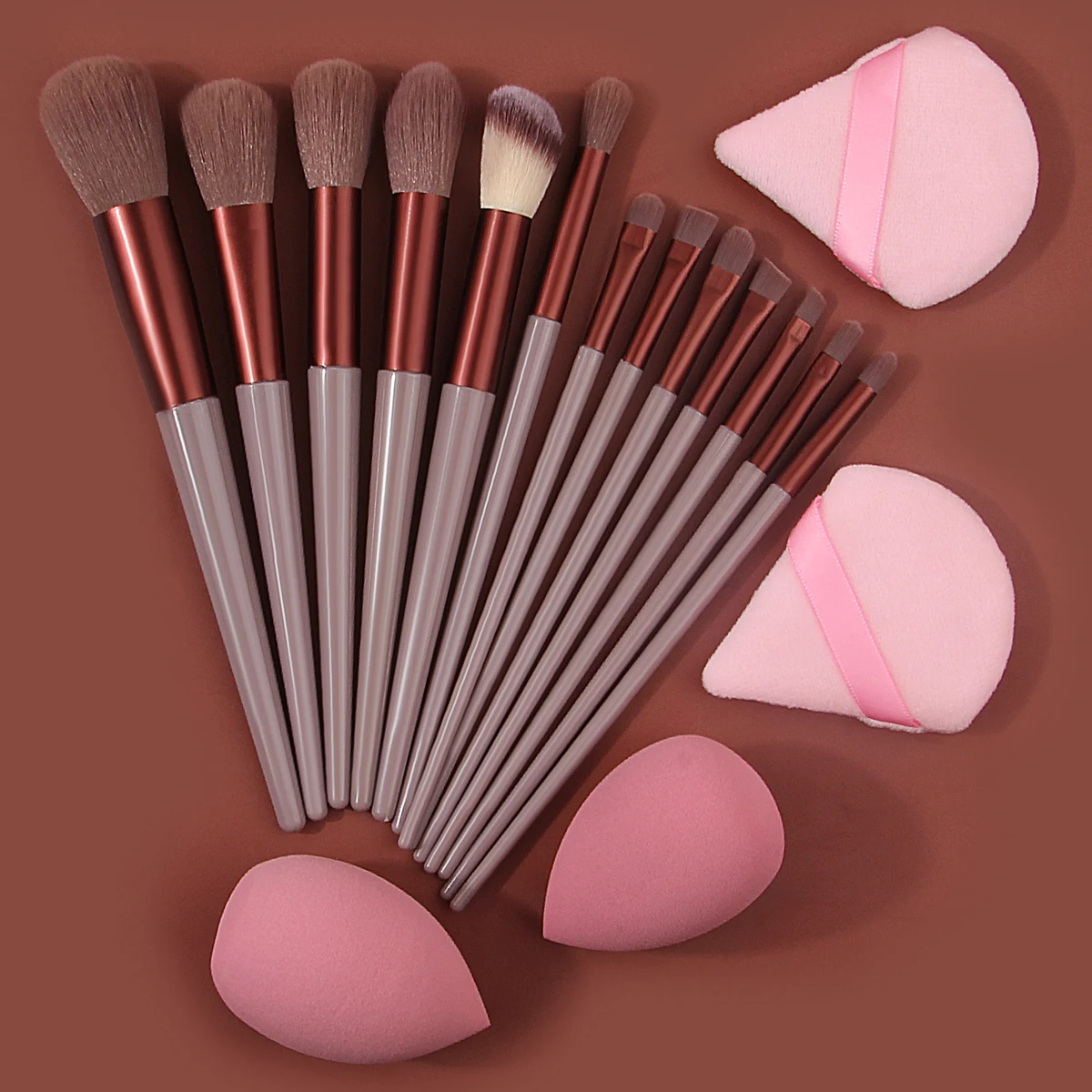 The 17PCS high-quality makeup brush set includes a multi-purpose facial makeup set brush, a beauty egg/triangular powder puff