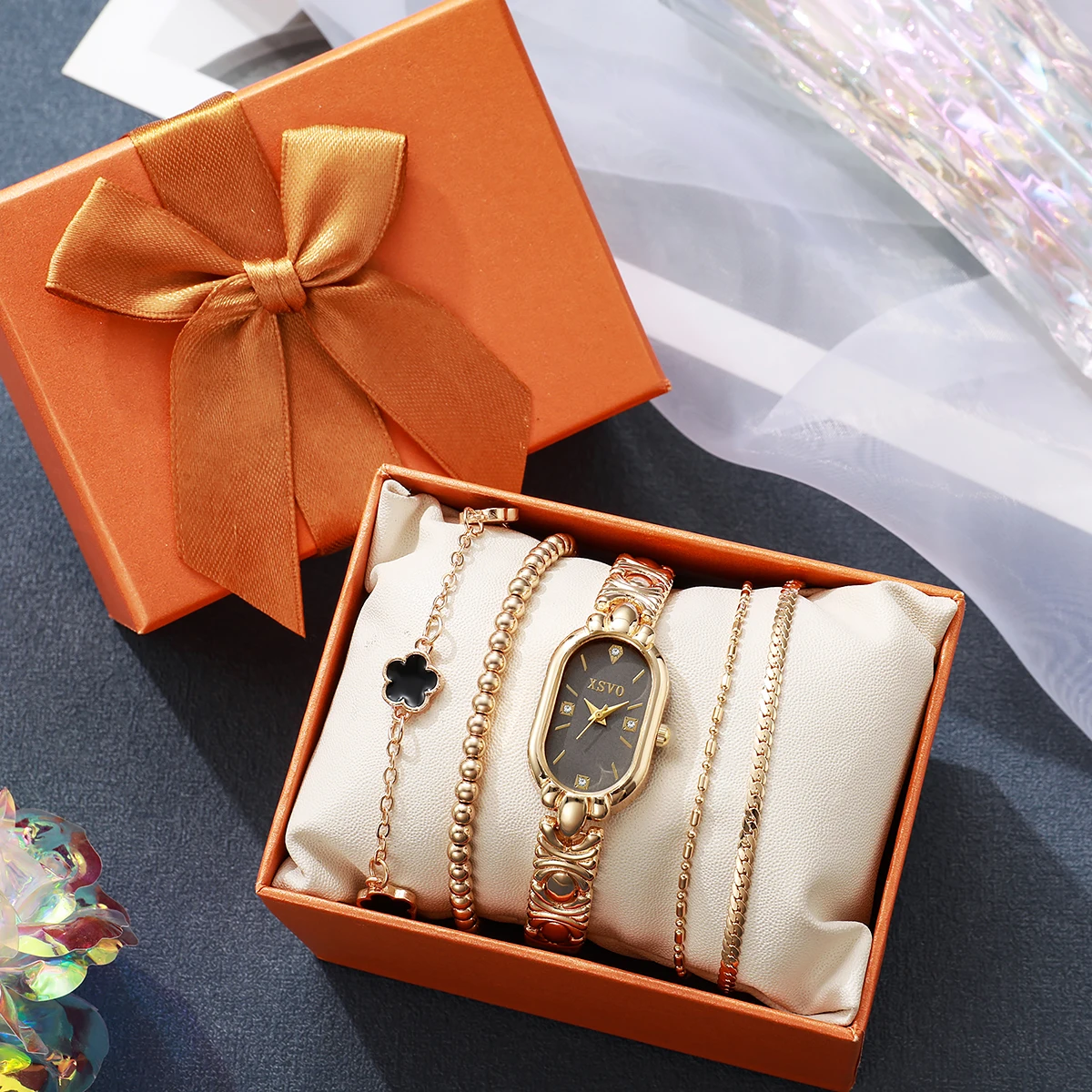 Elegant Gold Clover…