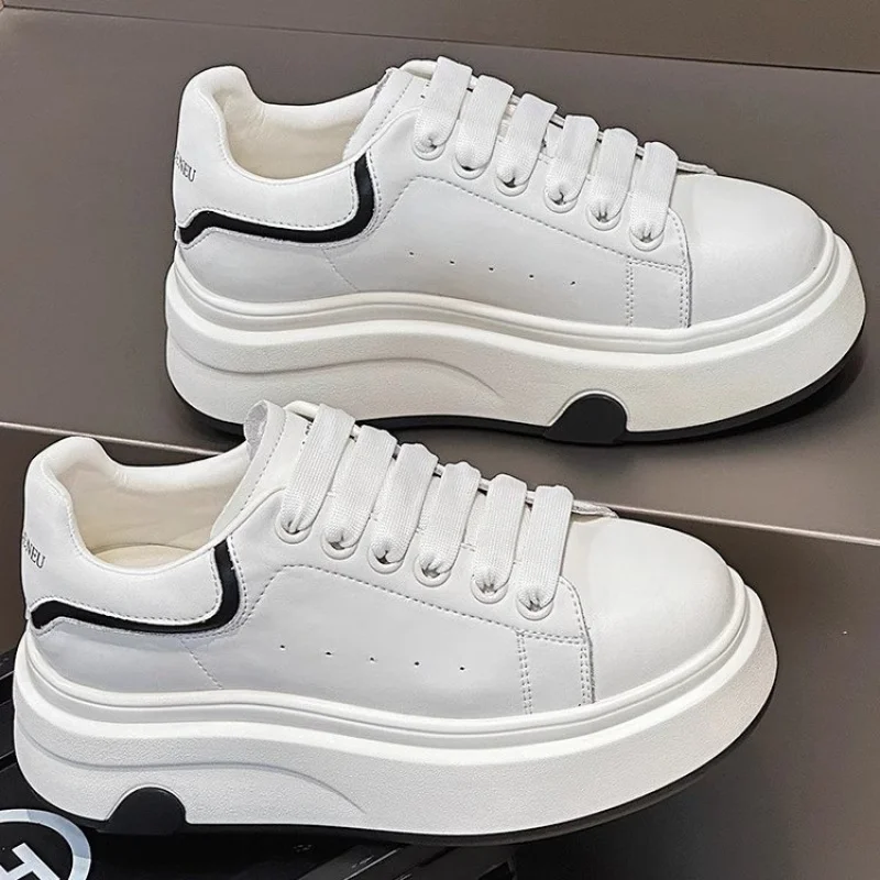 Zapatillas de deporte blancas de suela gruesa a la moda para mujer primavera y otoño nuevo estilo diseño personalizado funcional deportes Casual versátil
