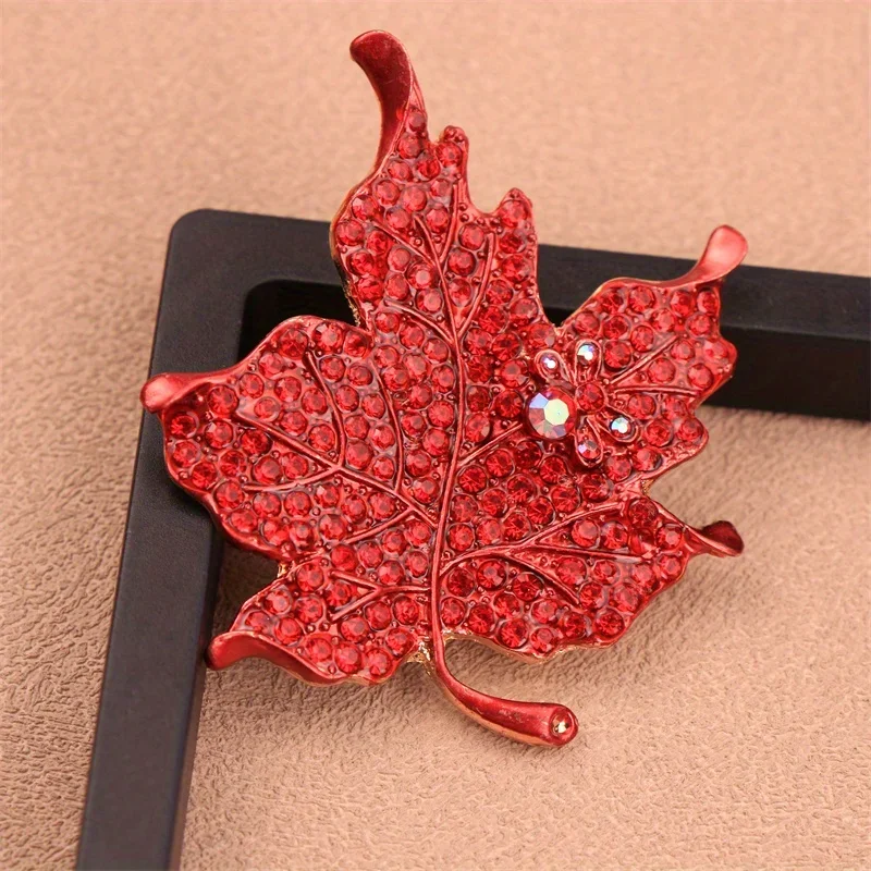 

Designer Art Luxury Elegant Elegant Versatile Beautiful Gift Friends Coat Inlaid Rhinestone Maple Leaf Love Ladies Brooch Pin