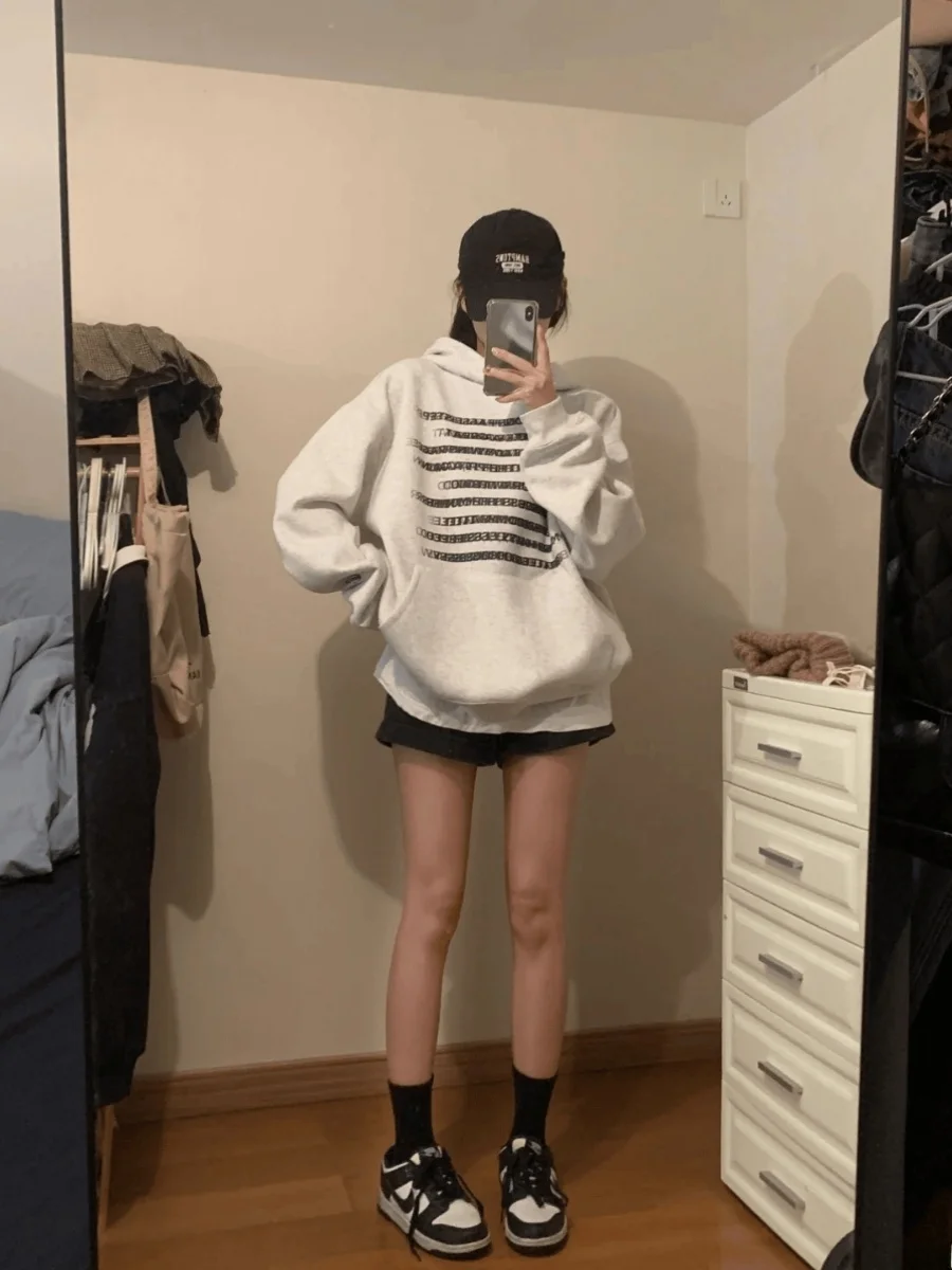 Bluza z kapturem w stylu retro American z rozmytym nadrukiem liter, luźny krój, dla kobiet i mężczyzn, odpowiednia na jesień i zimę.