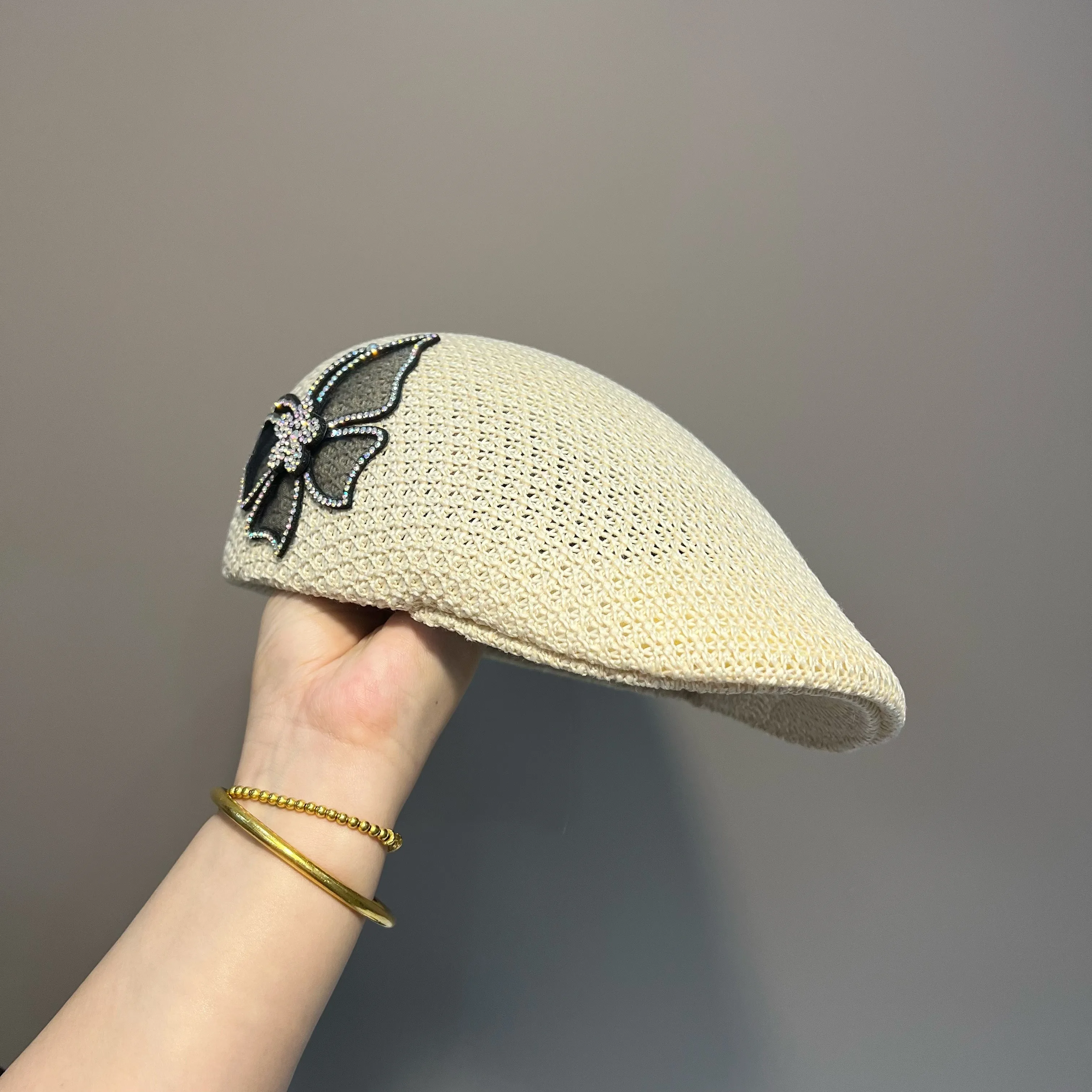 قبعة على شكل فيونكة أنيقة رائعة للأطفال للربيع والصيف متعددة الاستخدامات وعصرية بلون سادة على الأمام