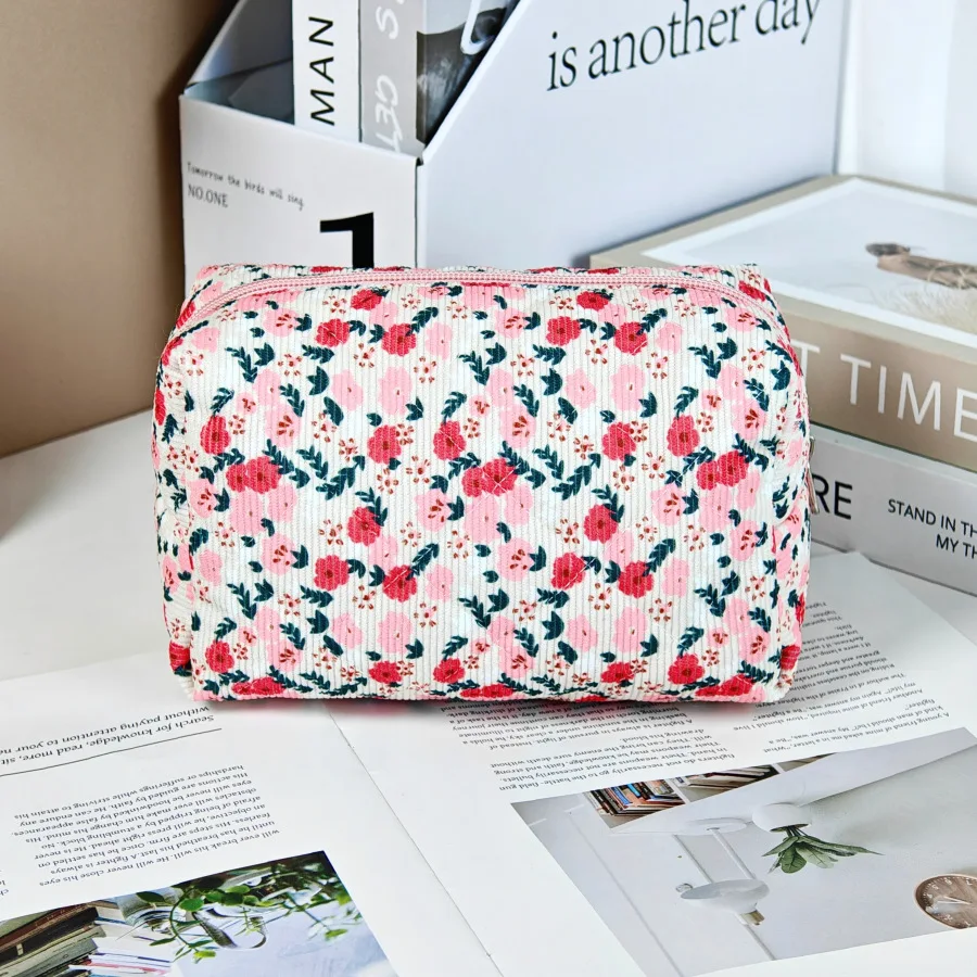 Свежая и нежная косметичка с цветочным принтом, дорожная сумка для хранения большой вместимости для женщин и косметичка.
