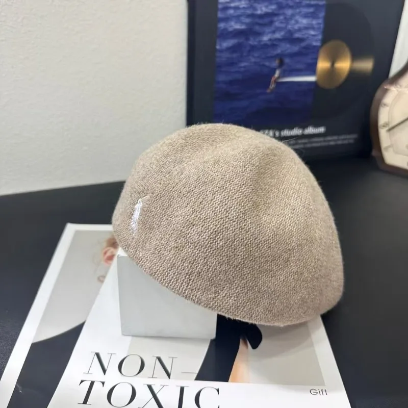 Zwart geborduurde baret voor mannen en vrouwen, herfst-winter lichtgewicht hoed, heren- en damesmode Ins retro ondersteboven hoed