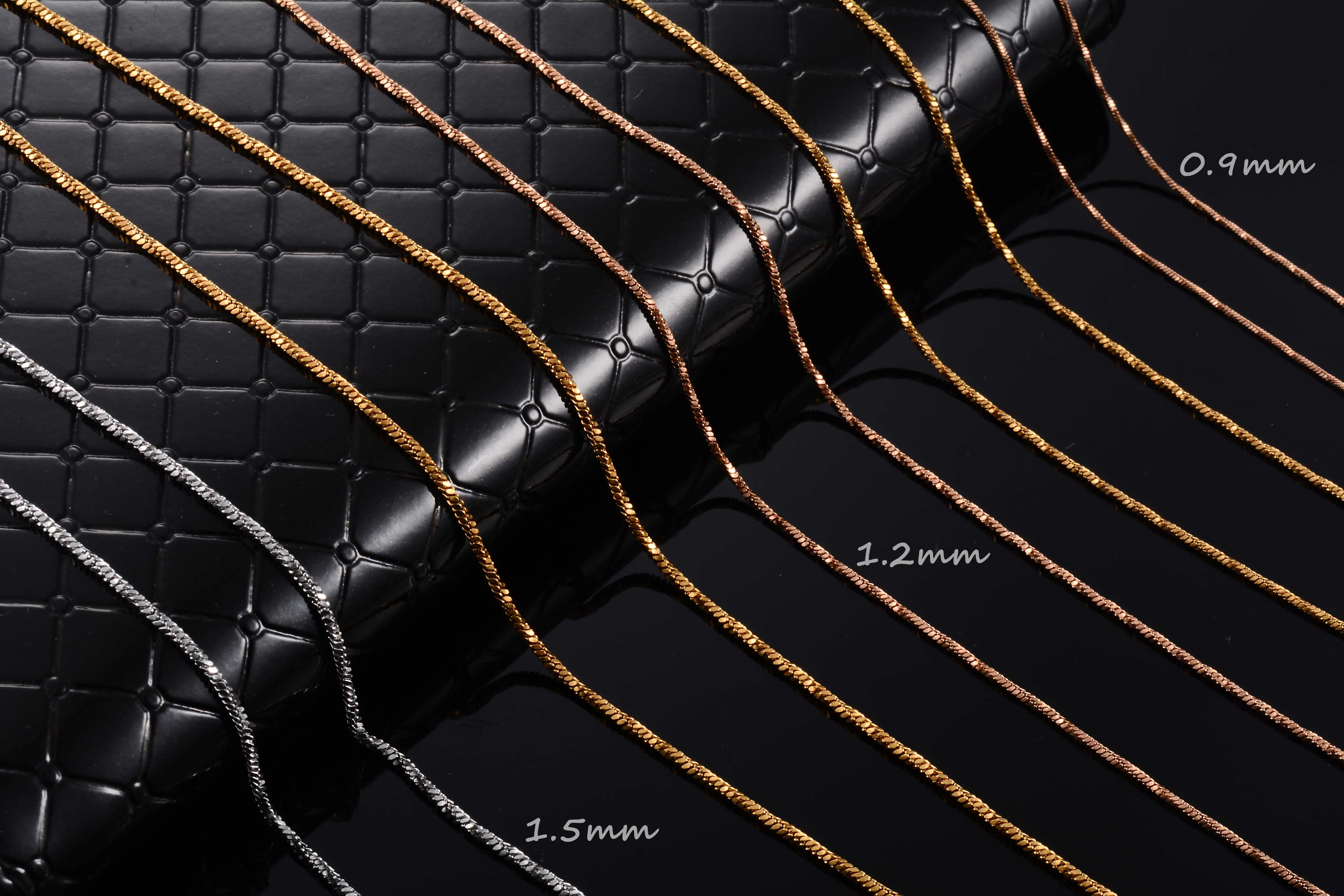 Coole silberfarbene, gedrehte Schlangenkette für Männer aus Edelstahl, lichtbeständig, modischer Schmuck für Rapper. – Detail 1