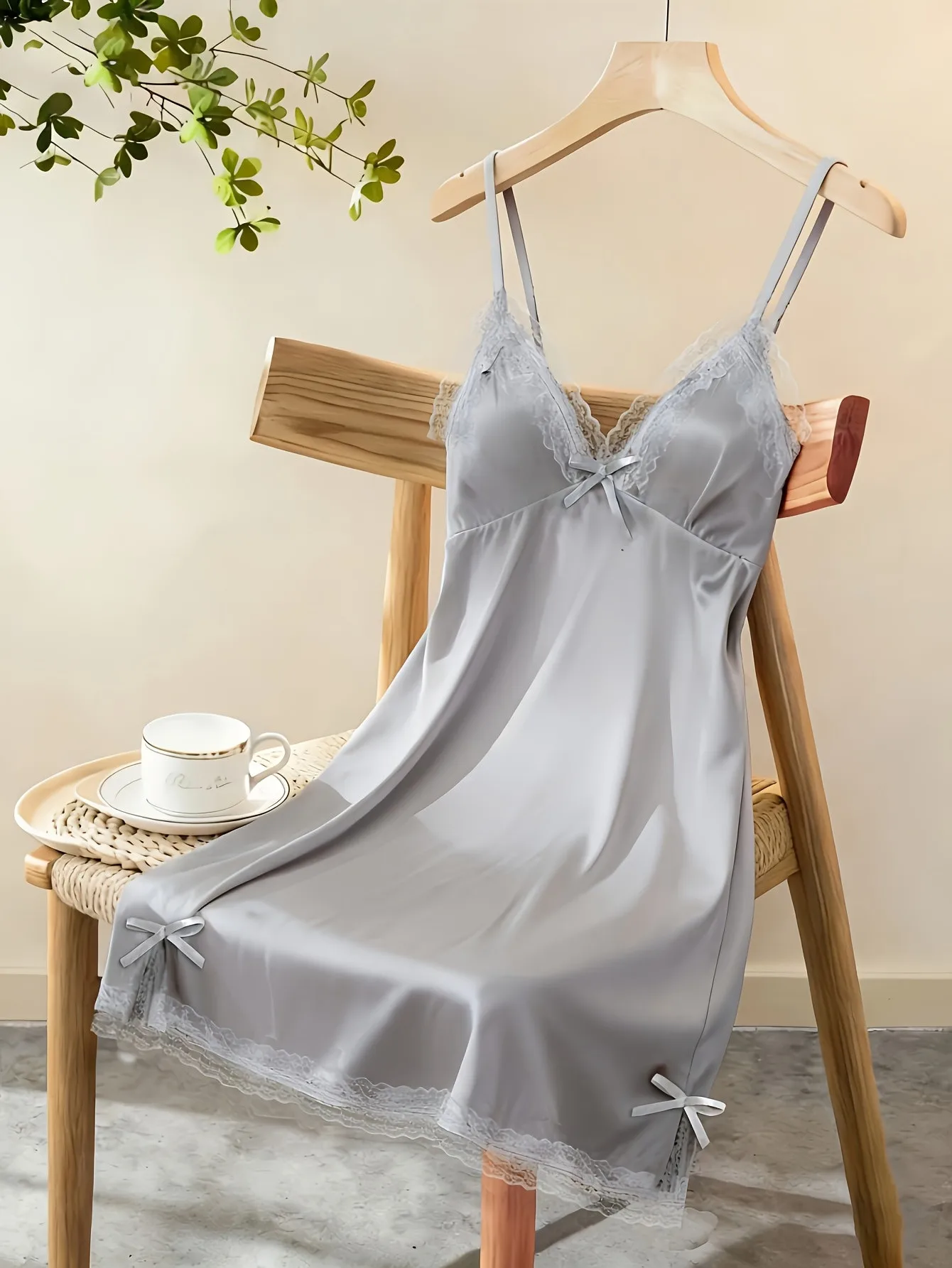 Damen Satin-Nachthemd mit Spitzenbesatz, Spaghetti-Träger, Seidiges Nachthemd, Elegante Nachtwäsche, Heim-Lingerie – Detail 8