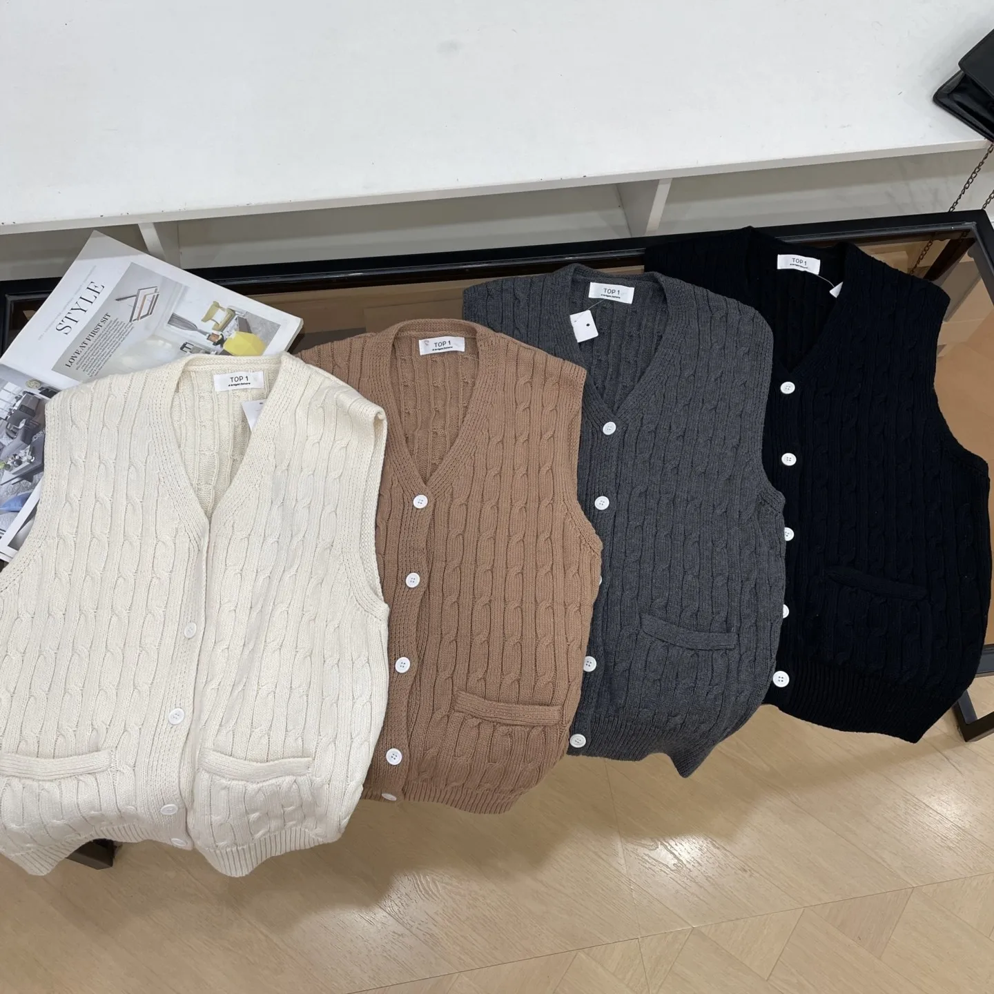 เสื้อคาร์ดิแกนผู้หญิงสีพื้นเรียบง่าย สไตล์ใหม่สำหรับฤดูใบไม้ร่วง กระดุมเดี่ยว ทรงตรง ใส่ได้หลากหลาย รุ่นพื้นฐาน