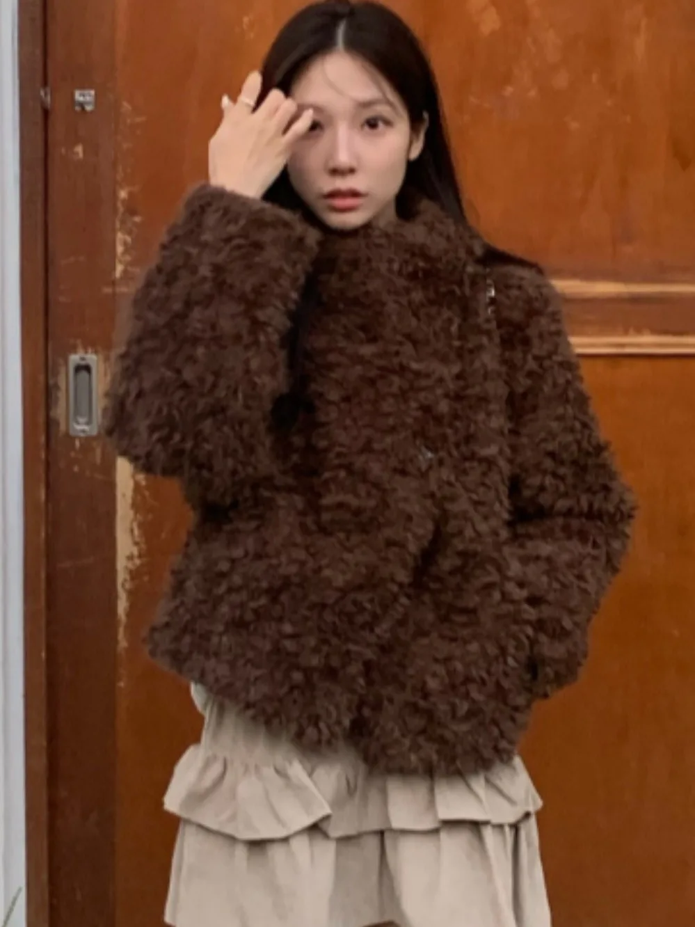 เสื้อโค้ทหนังผู้หญิงแบบติดกระดุมด้านข้าง ผลิตจากขนแกะหรือขนสัตว์เทียม เป็นมิตรกับสิ่งแวดล้อม อุ่นสบาย เหมาะสำหรับฤดูใบไม้ผลิ ฤดูใบไม้ร่วง และฤดูหนาว