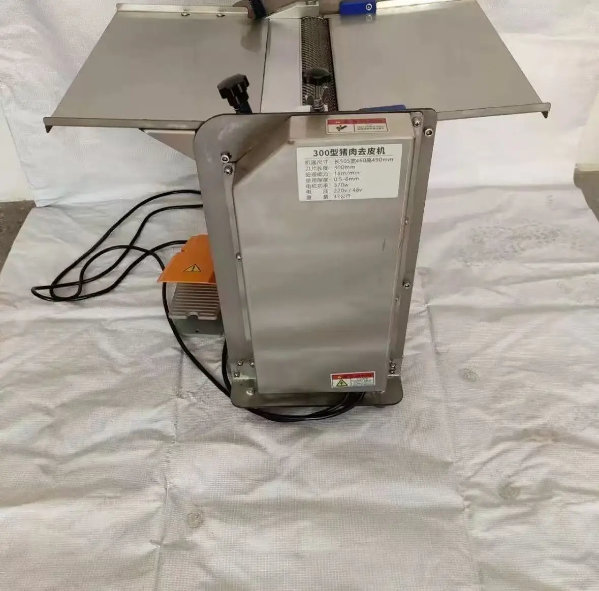 

Ricardo Rauch-Model 500 meat cutting and peeling machine