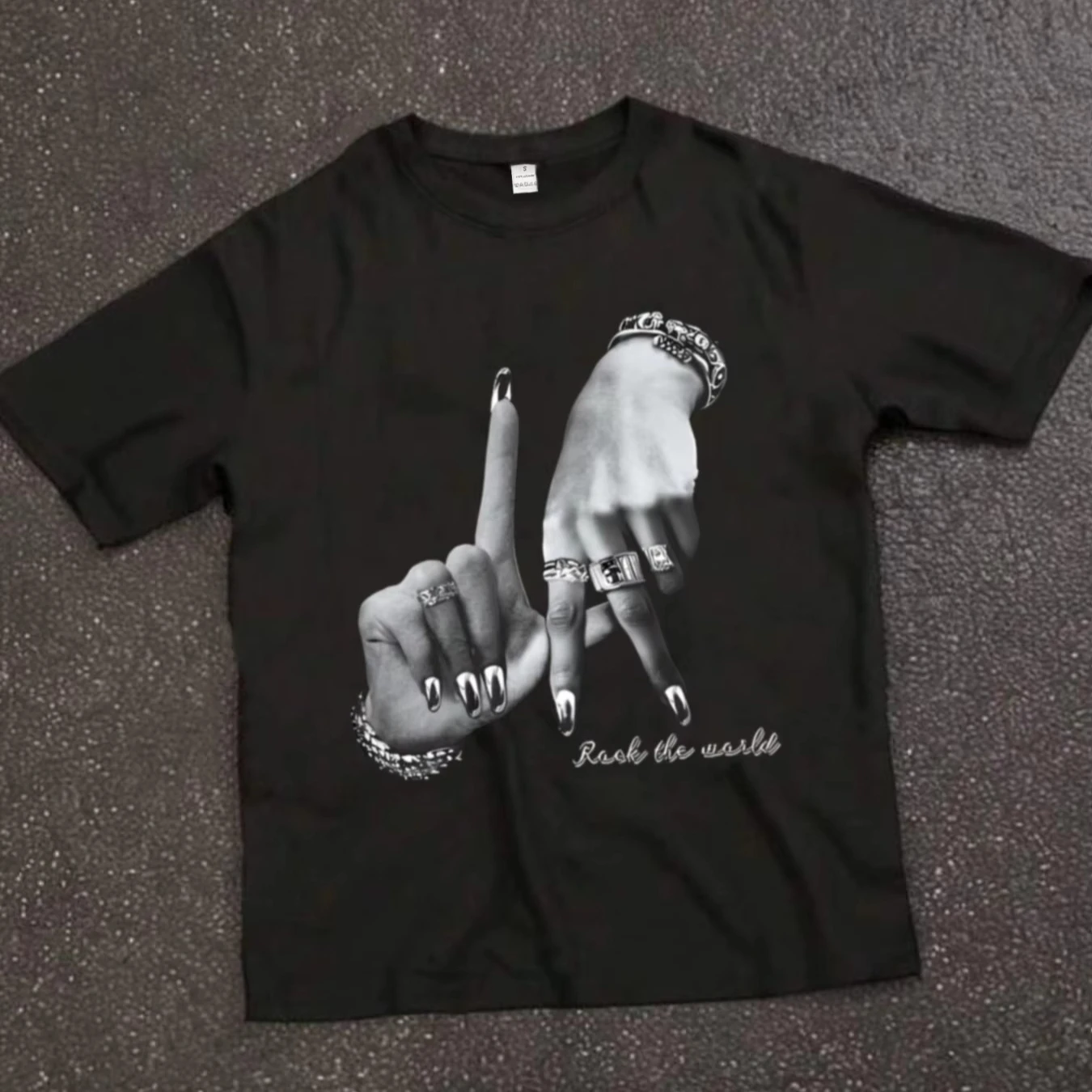 Rock The World Hand Gesture Graphic T‑Shirt Retro Print Unisex O‑Neck Short Sleeve Tee Casual Streetwear Tops for Men Women