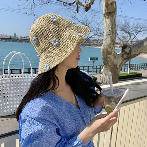 Imagen 2 del producto Gorras coreanas de flores de paja dulce para mujer, protector solar bohemio para viajes de verano, versátiles, para mostrar la cara, pequeños sombreros de cubo japoneses bonitos, 2025