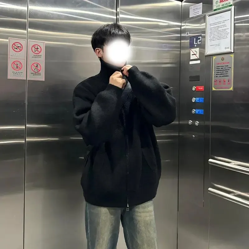 

Черный вязаный кардиган для мужчин: осенне-зимний, свободный крой, в стиле lazy, с высоким воротником, удобный, повседневный, модный