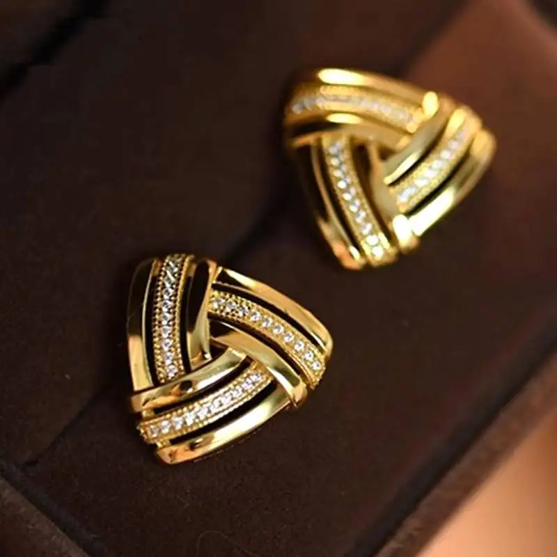 Huitan Kreuz-Design Damen Dreieckige Ohrstecker Luxuriöse Goldfarbene Accessoires mit Glänzenden CZ-Steinen Modischer Schmuck für Party und Hochzeit