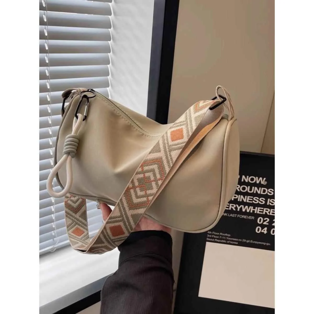 

Повседневная холщовая сумка-кроссбоди с широким плечевым ремнем для поездок на работу, универсальная, вместительная, модная, простая, стильная.