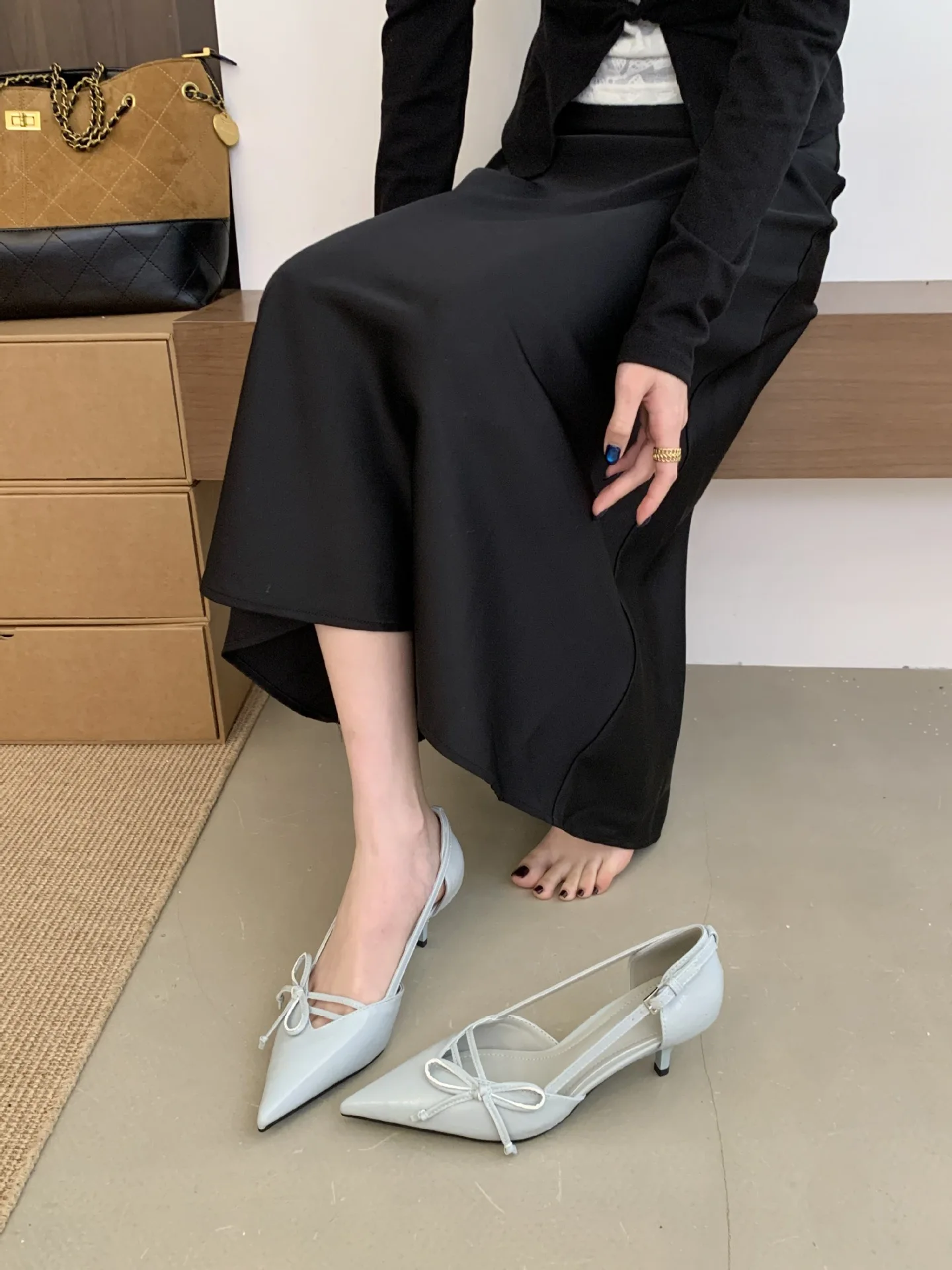 Elegant Pointed Toe Butterfly Knot High Heels Sandals Women's New Summer Mid Heel BaoTou Sandals Dress Wedding Versatile Shoes view 3