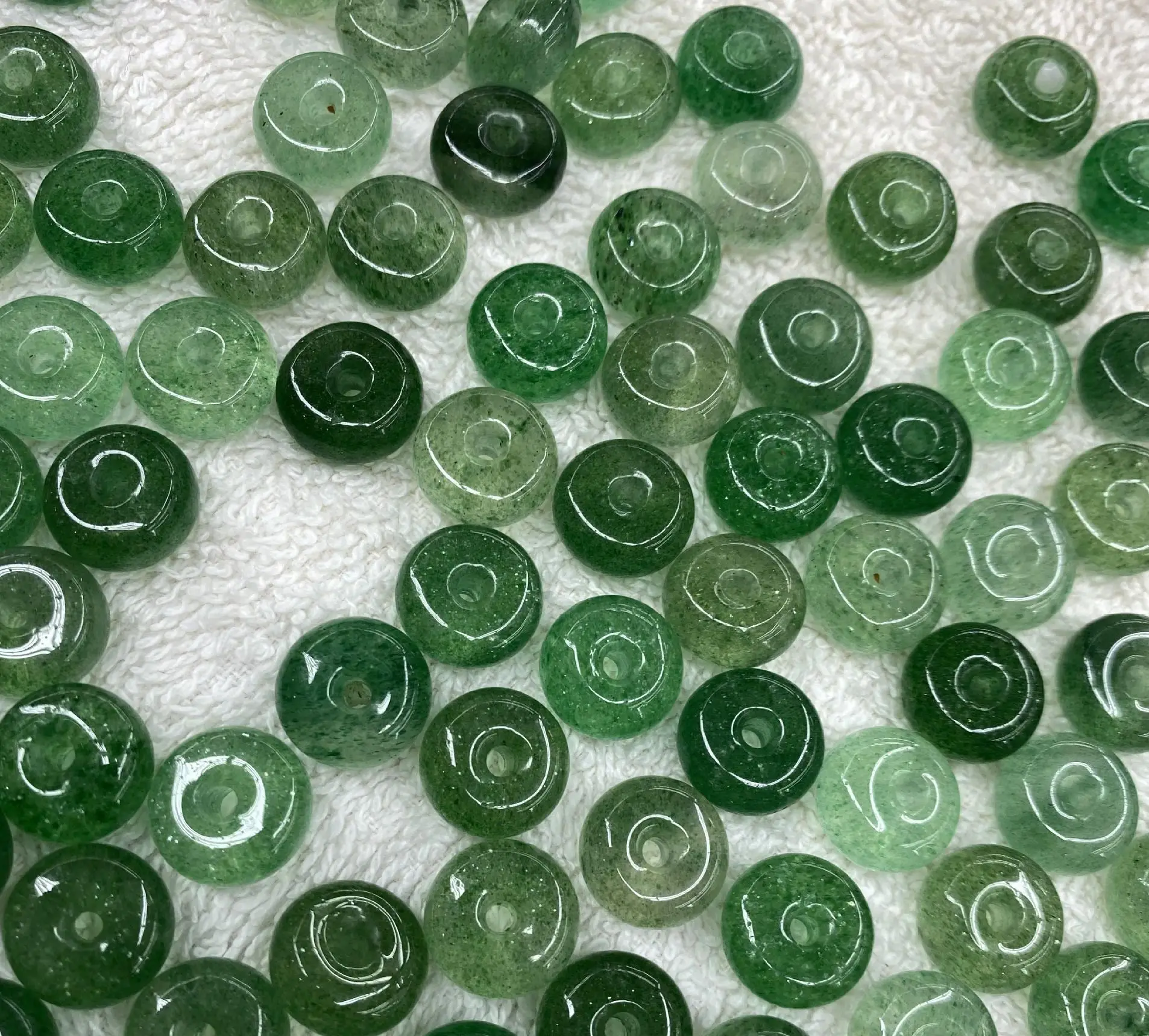 

Wholesale 10pcs/pack A Quality Green Strawberry Quartz Crystal Bead 12mm 14mm Donut Semi-Precious Gemstone Jewlery Pendants