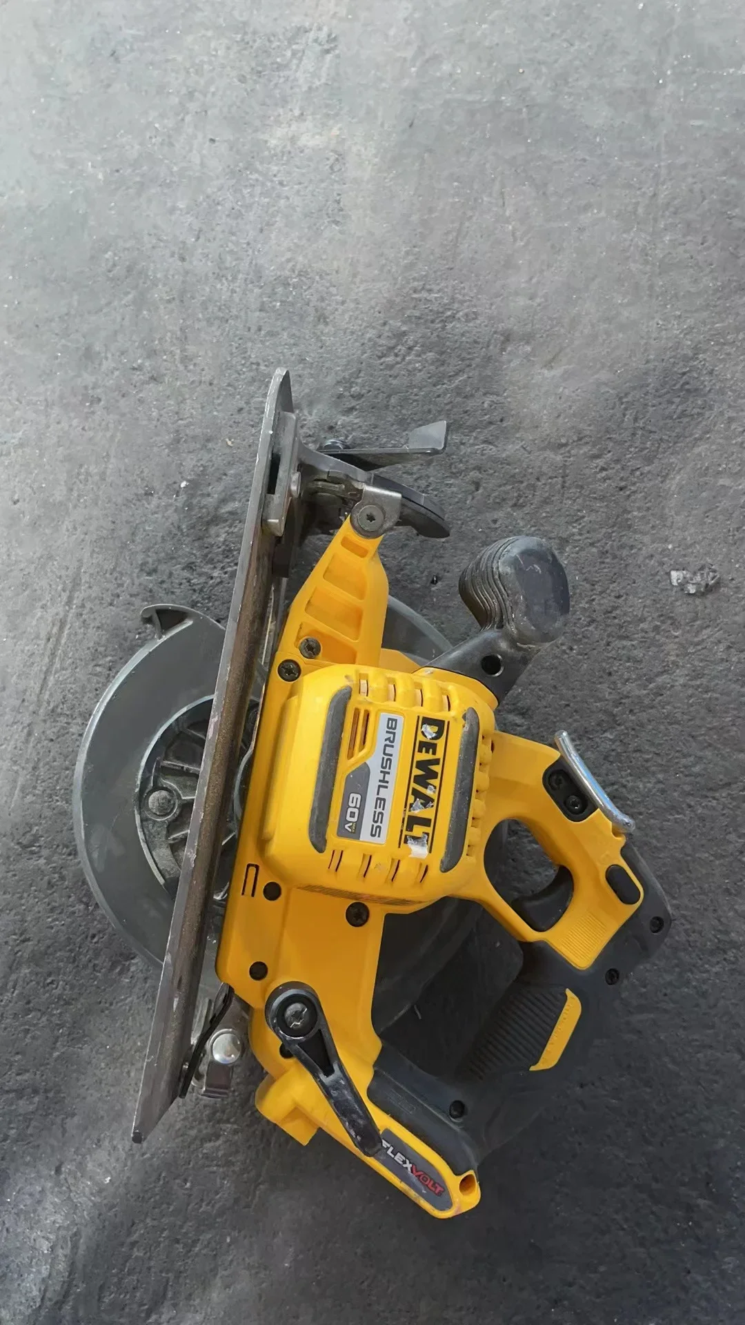 DEWALT DCS578 FLEXVOLT 60V MAX, inalámbrico, sin escobillas, 7-1/4 pulgadas, usado Sierra Circular