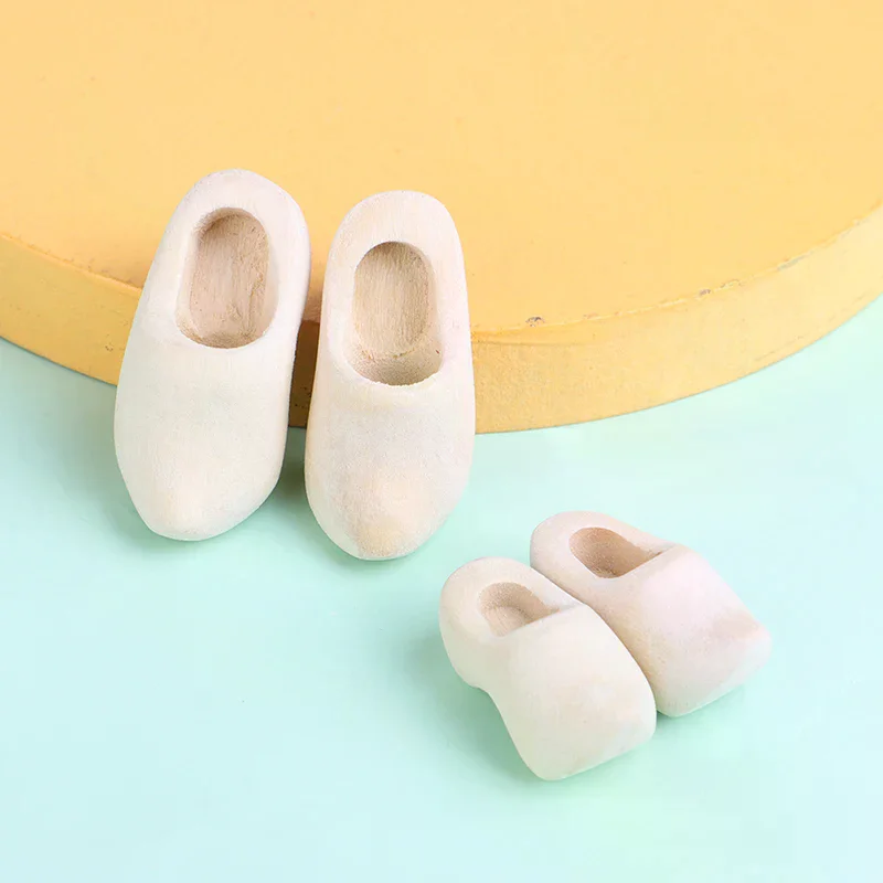 1Pair 1/12 Dollhouse Miniature Wooden Shoes Simulation Scene Collocation Model DIY Accessories