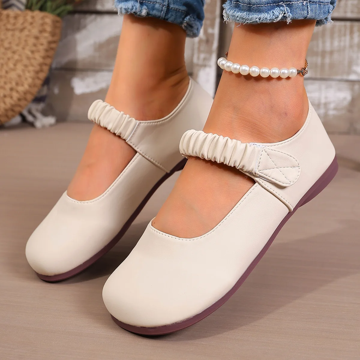

Women's round-toed flat casual single shoes with Velcro soft soles, comfortable large-sized autumn new style