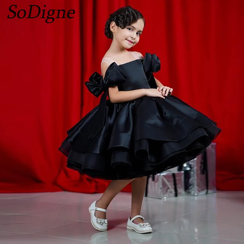 SoDigne Schwarzes A-Linien-Satin-Mini-Blumenmädchenkleid, ärmellos, quadratischer Ausschnitt, kurze Geburtstagsparty-Kleider für Mädchen mit Schleife, individuell gestaltet