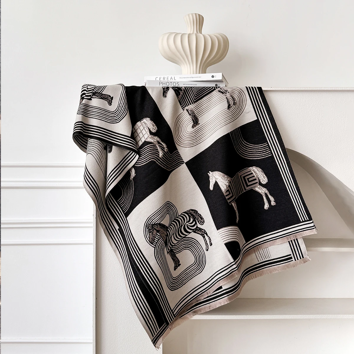 Modischer Winterschal aus Kunstkaschmir für Damen, Vintage-Muster und Quasten, weicher, warmer Schal, eleganter Wickelschal, ideal für Winter-Styling – Detail 4