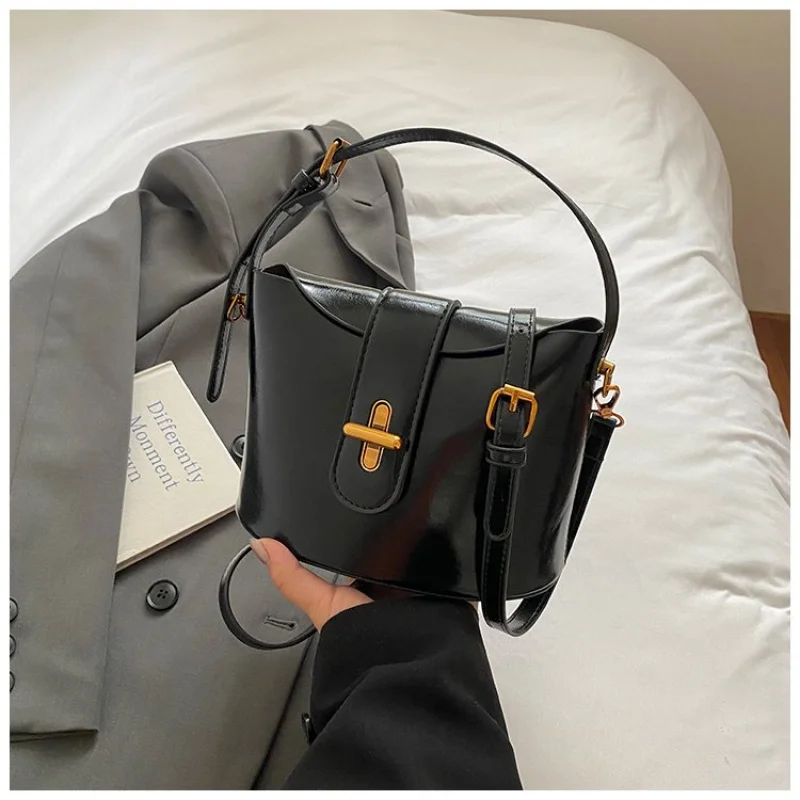 حقيبة كروس ذات سعة كبيرة وبسيطة للنساء حقيبة كتف واسعة وخفيفة الوزن للعمل والسفر #4