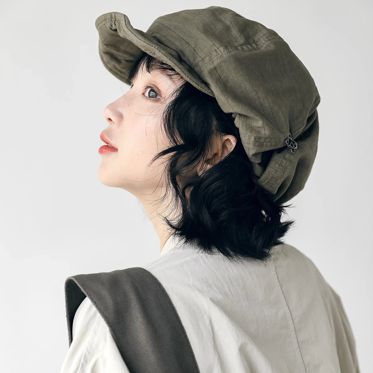 Eigene große Designerversion mit kleinem Gesicht, künstlerischer Hut im japanischen Stil, weibliche Retro-Maler-Baskenmütze