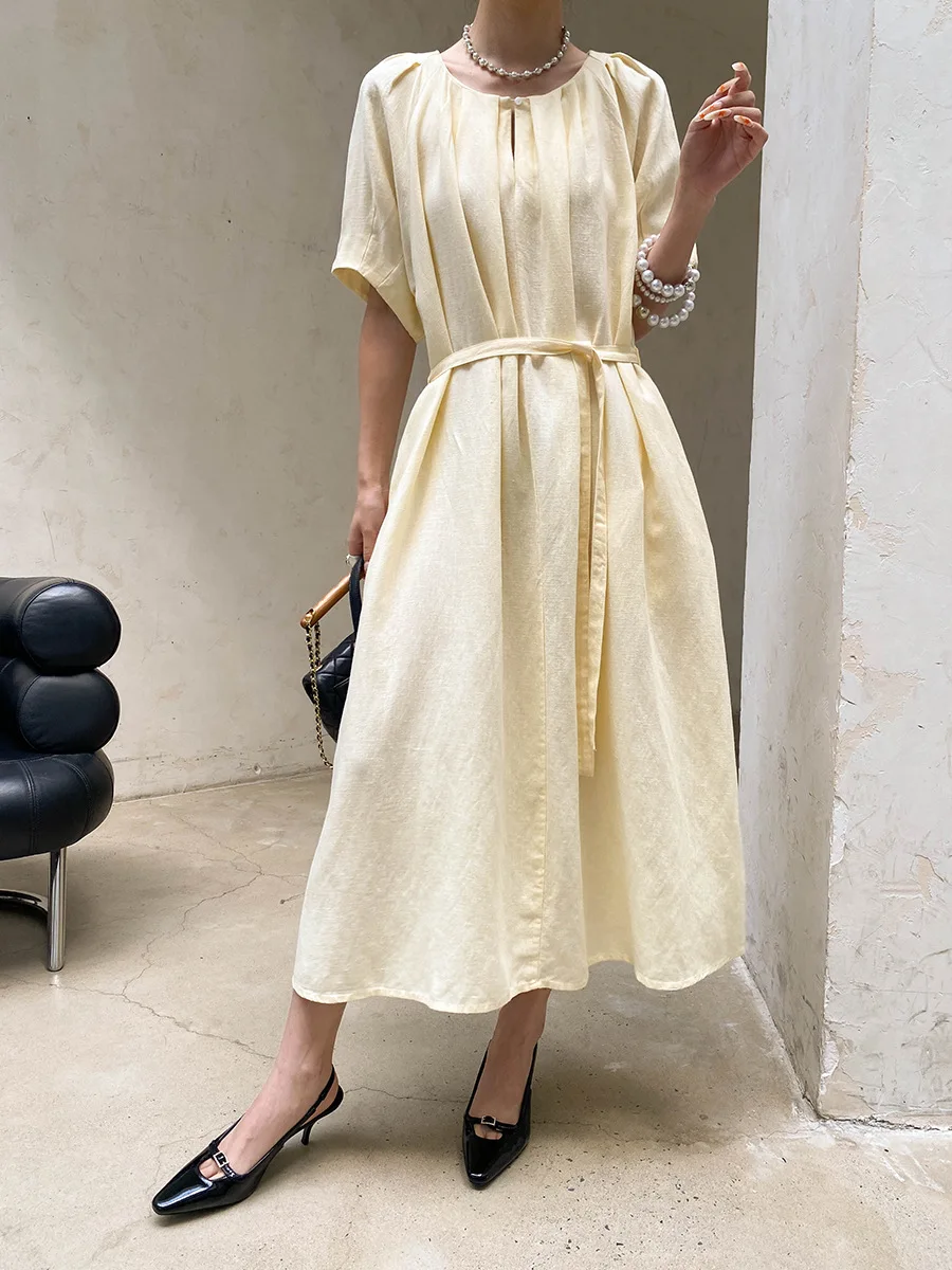 Sommerliches Damenkleid in unifarbenem Design mit plissierter Taille und Rundhalsausschnitt. – Detail 4