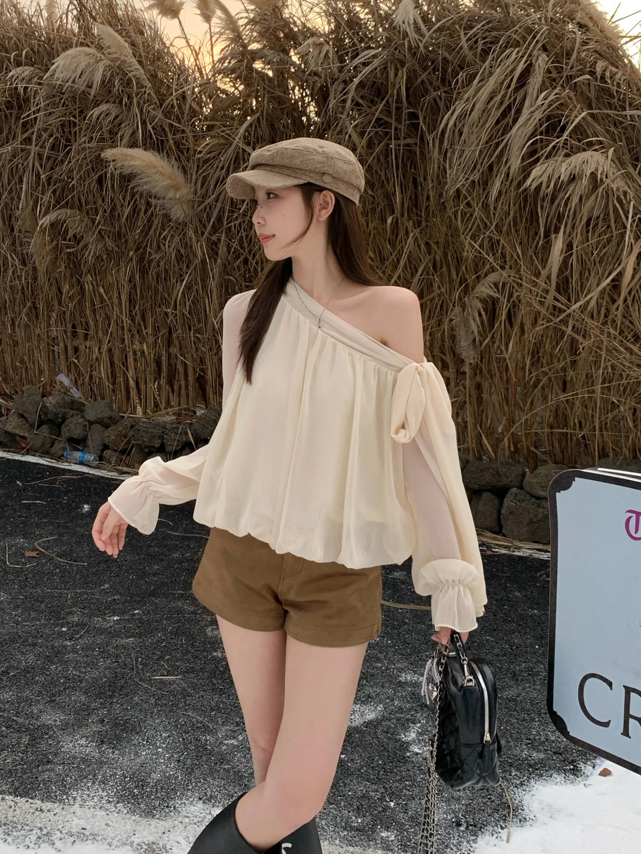 

Женский модный топ больших размеров с открытыми плечами, драпировкой и асимметричным подолом, повседневный, стройнящий, трендовый, осенний, из полиэстера